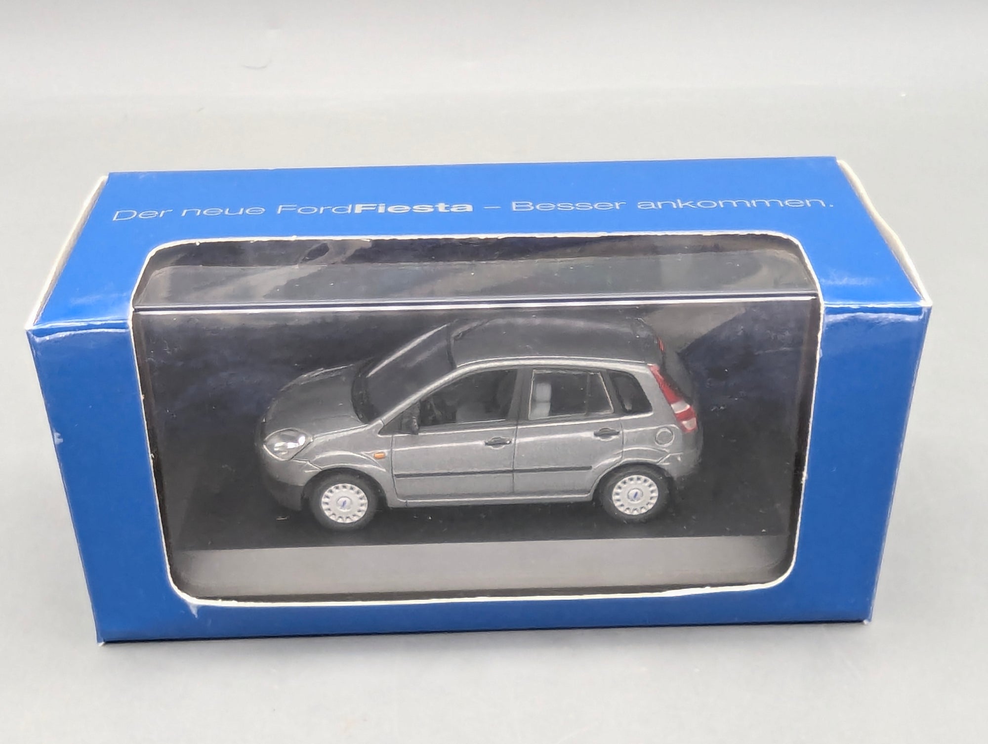 Modellautos 1:43 Minichamps Ford Fiesta Grau Metallic mit Dealer OVP