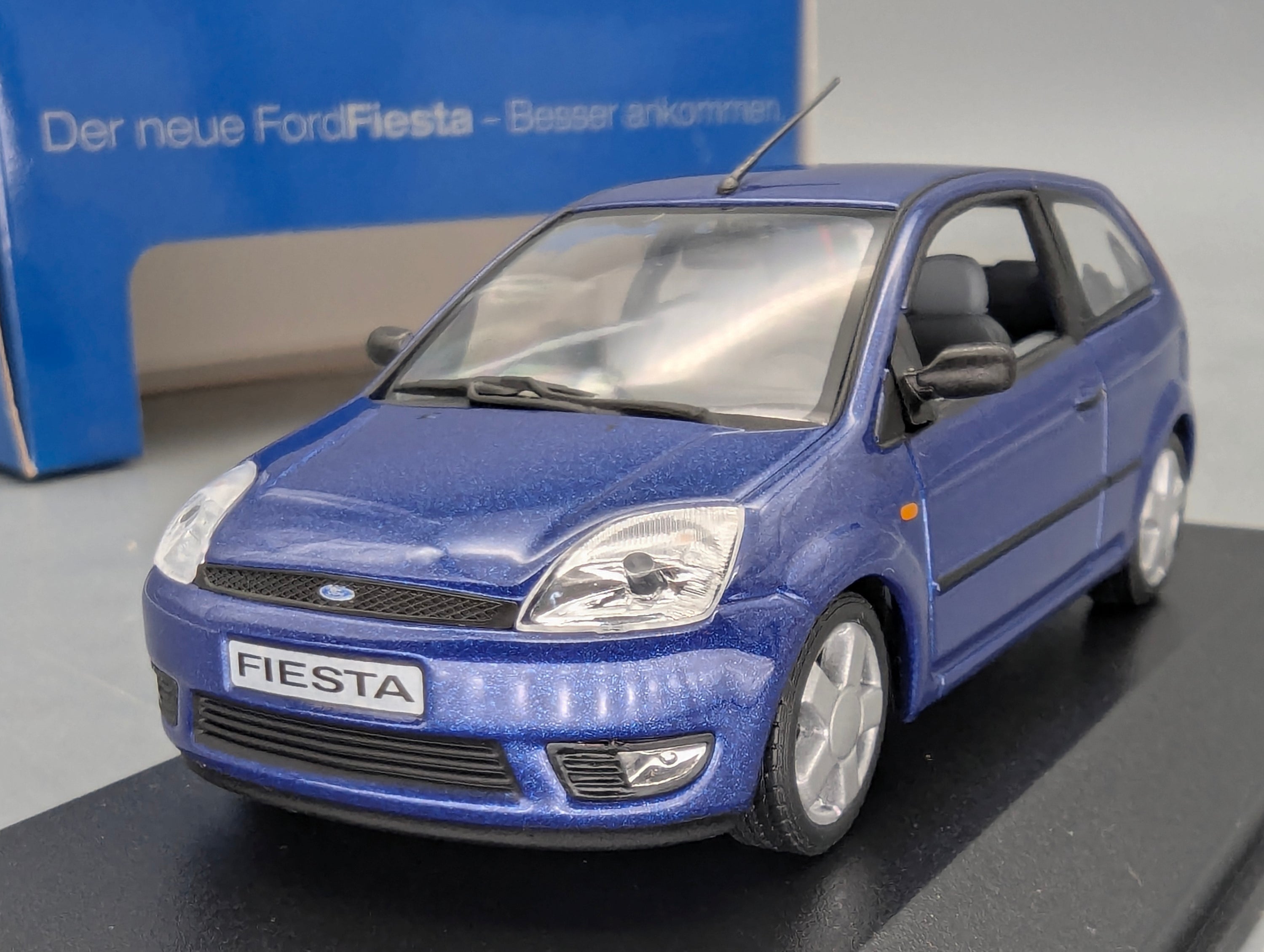 Modellautos 1:43 Minichamps Ford Fiesta Blau Metallic mit Dealer OVP