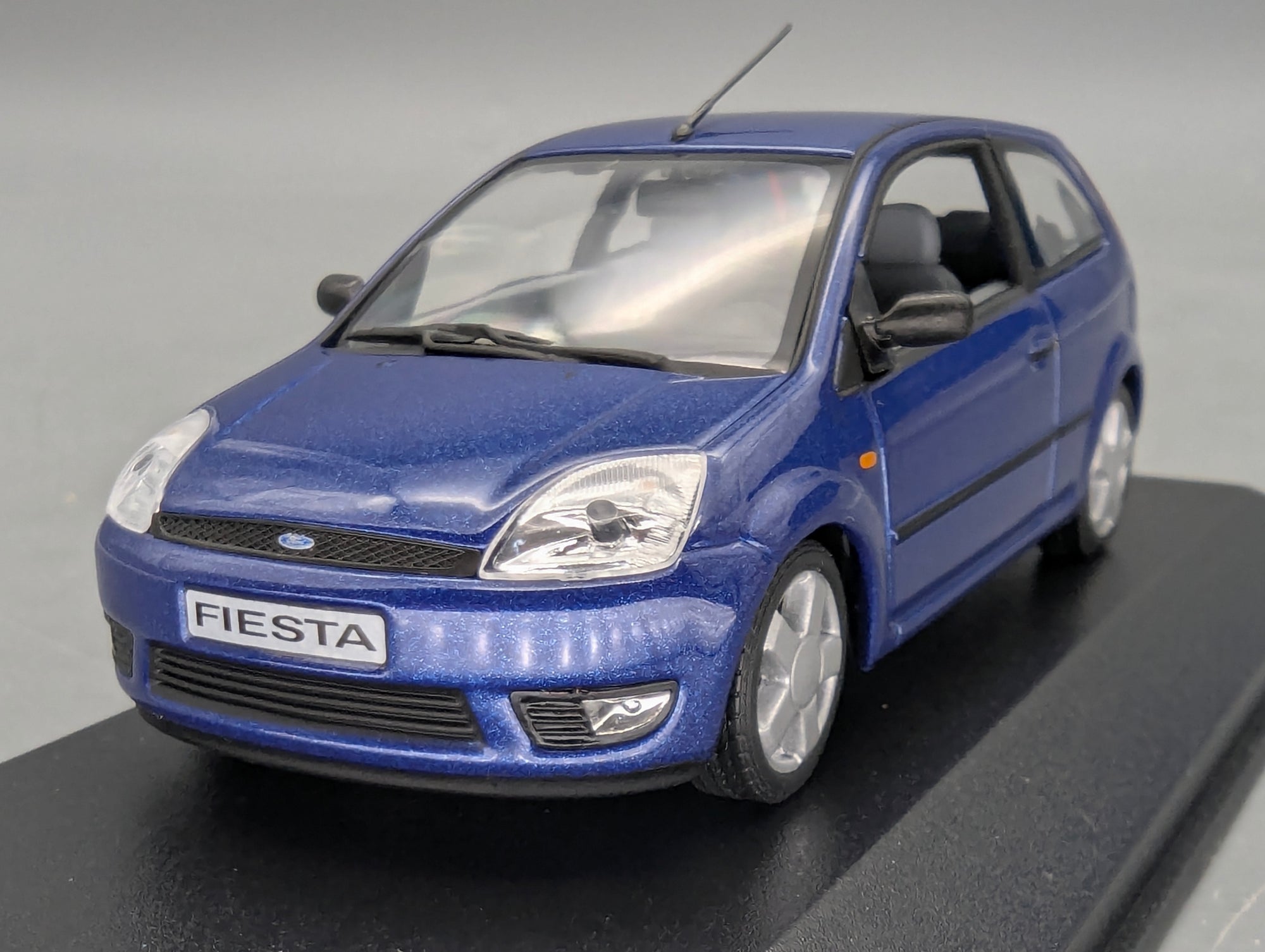 Modellautos 1:43 Minichamps Ford Fiesta Blau Metallic mit Dealer OVP