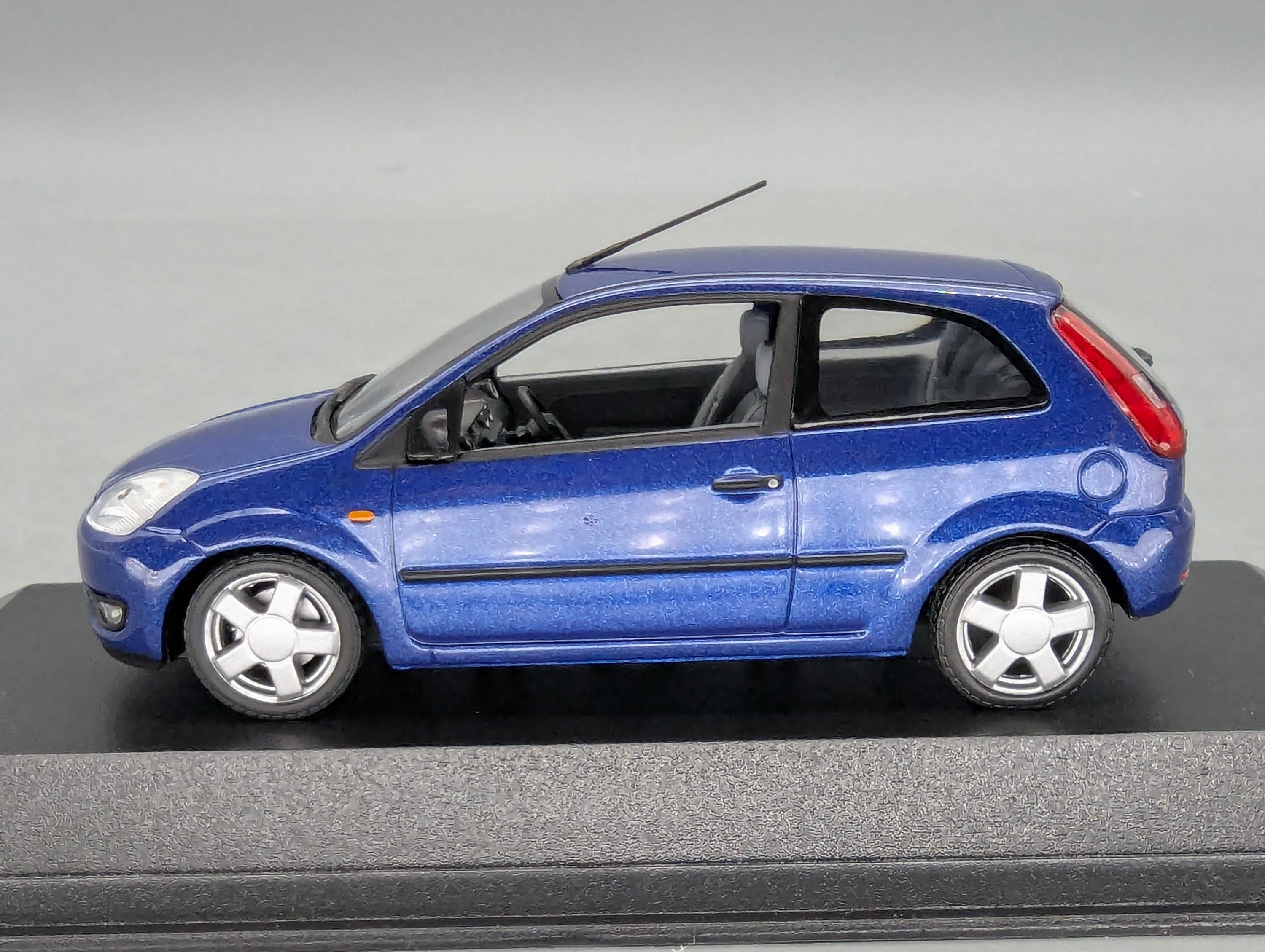 Modellautos 1:43 Minichamps Ford Fiesta Blau Metallic mit Dealer OVP