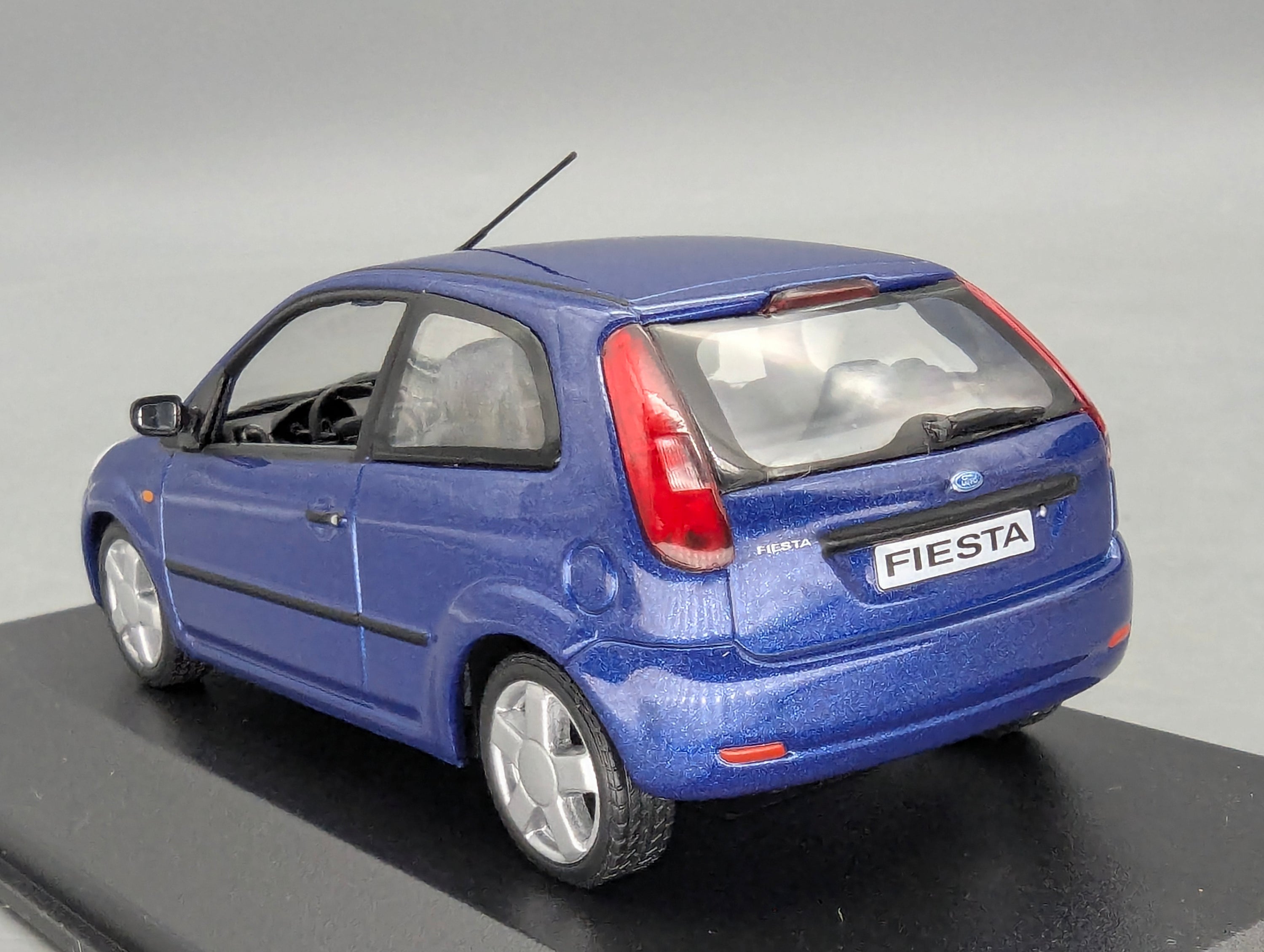 Modellautos 1:43 Minichamps Ford Fiesta Blau Metallic mit Dealer OVP