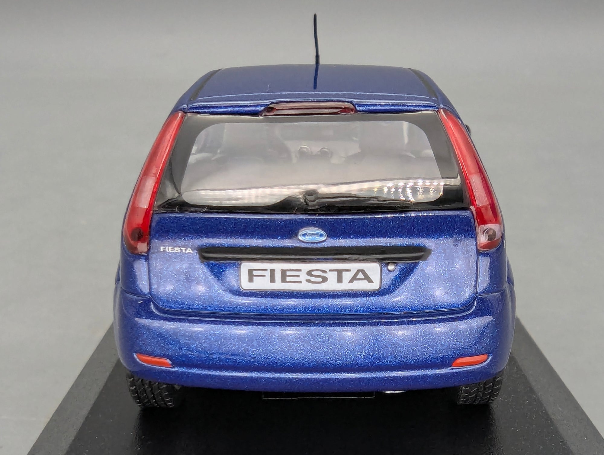 Modellautos 1:43 Minichamps Ford Fiesta Blau Metallic mit Dealer OVP