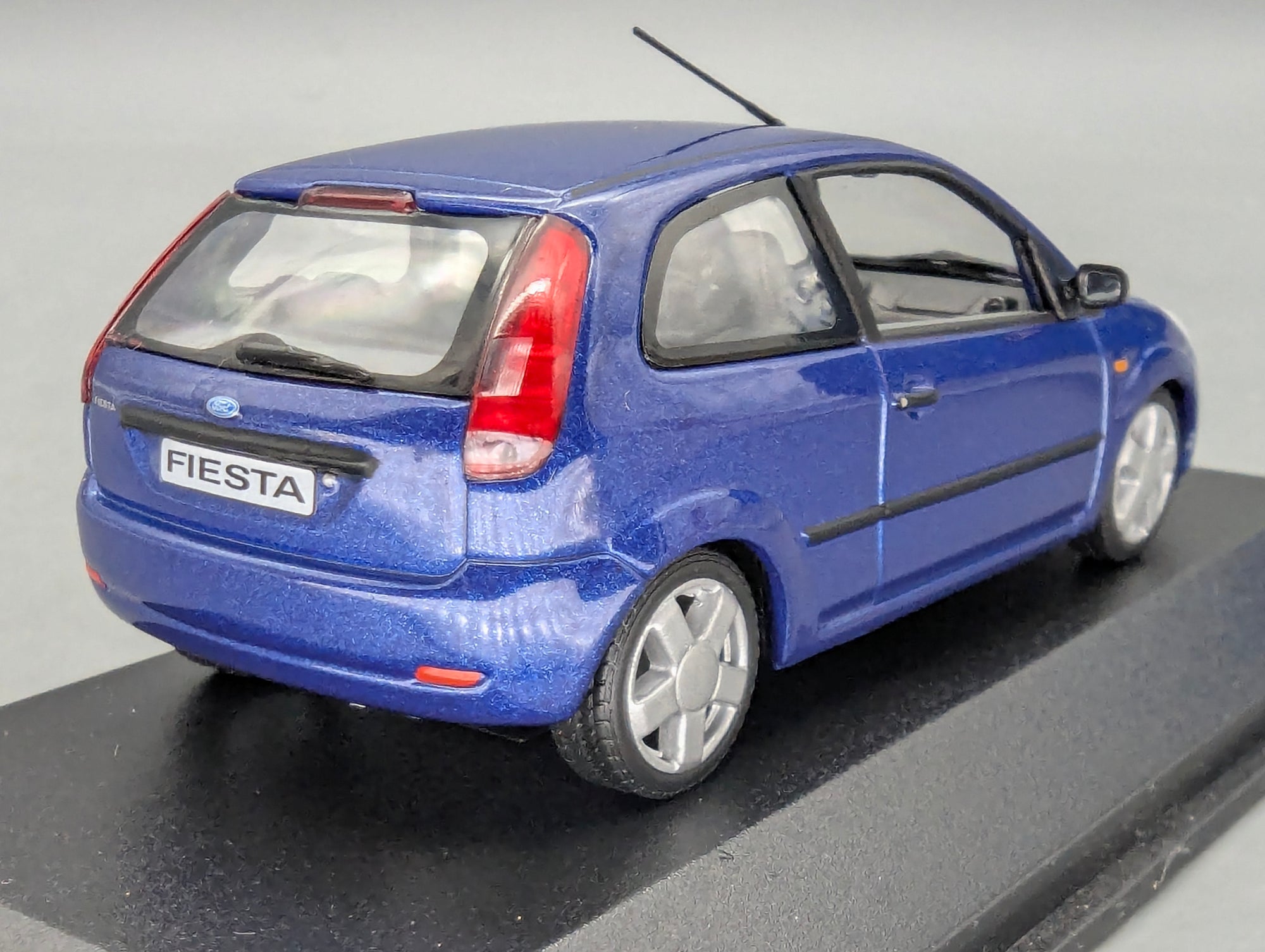 Modellautos 1:43 Minichamps Ford Fiesta Blau Metallic mit Dealer OVP