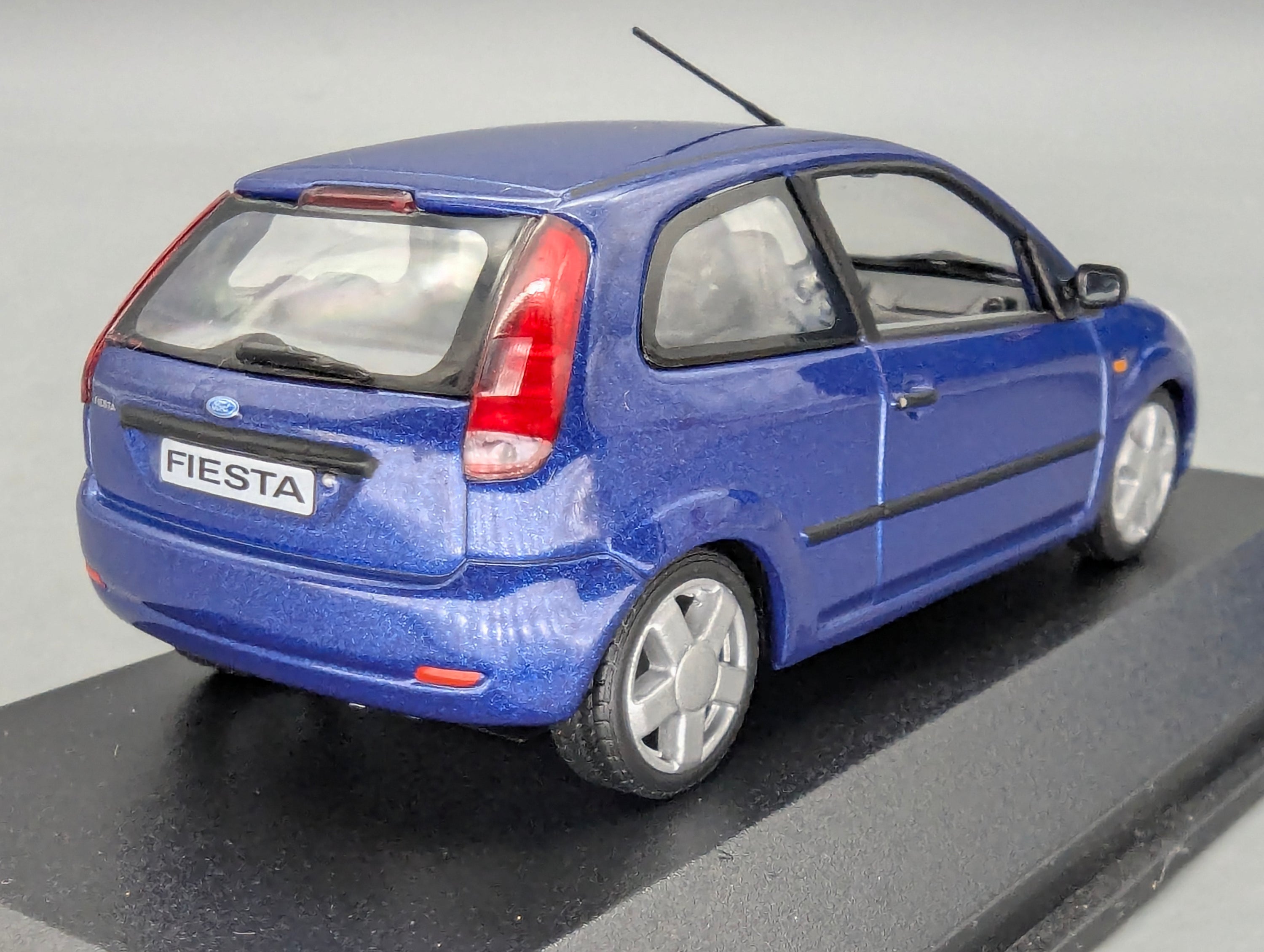 Modellautos 1:43 Minichamps Ford Fiesta Blau Metallic mit Dealer OVP