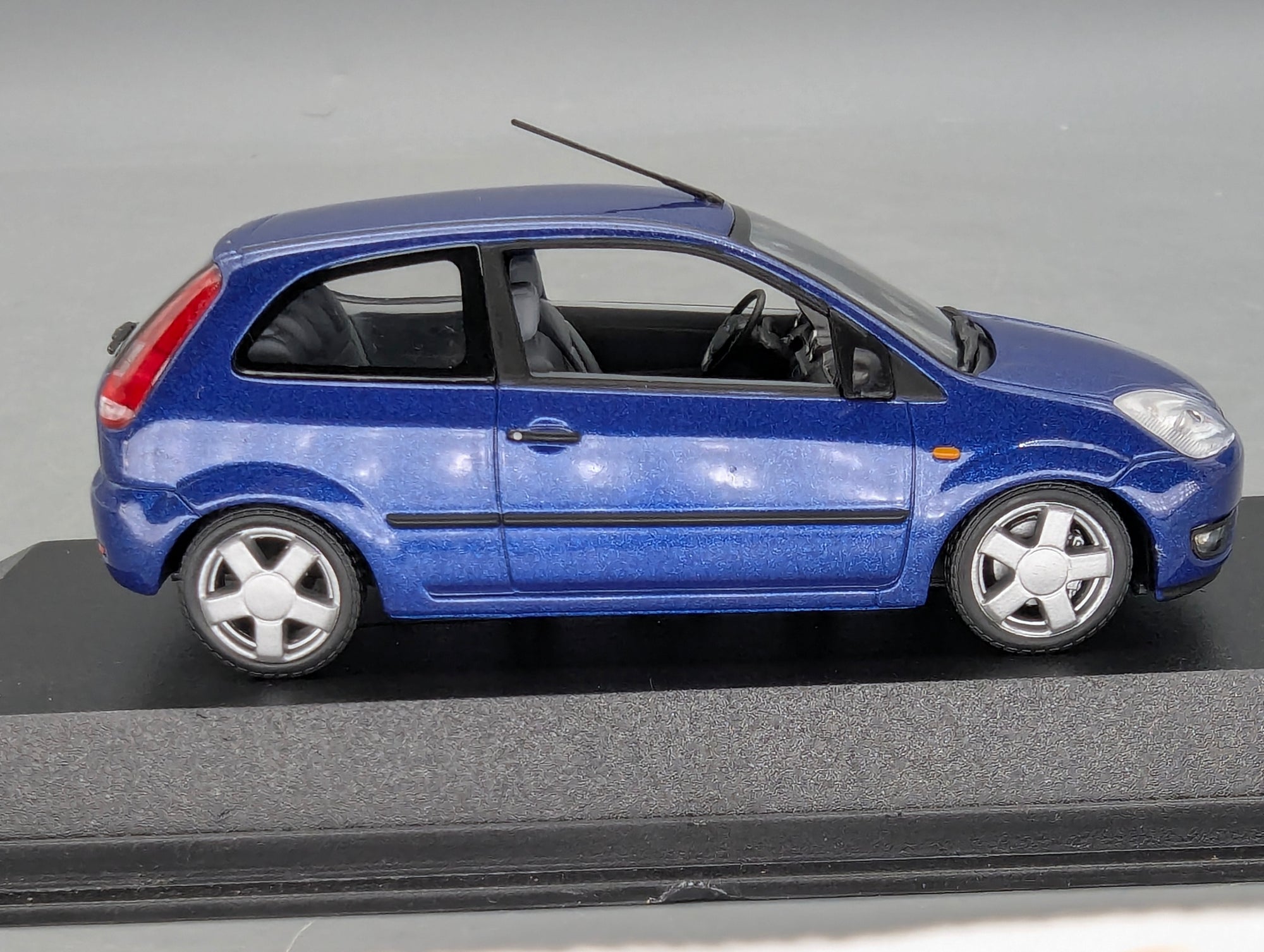 Modellautos 1:43 Minichamps Ford Fiesta Blau Metallic mit Dealer OVP