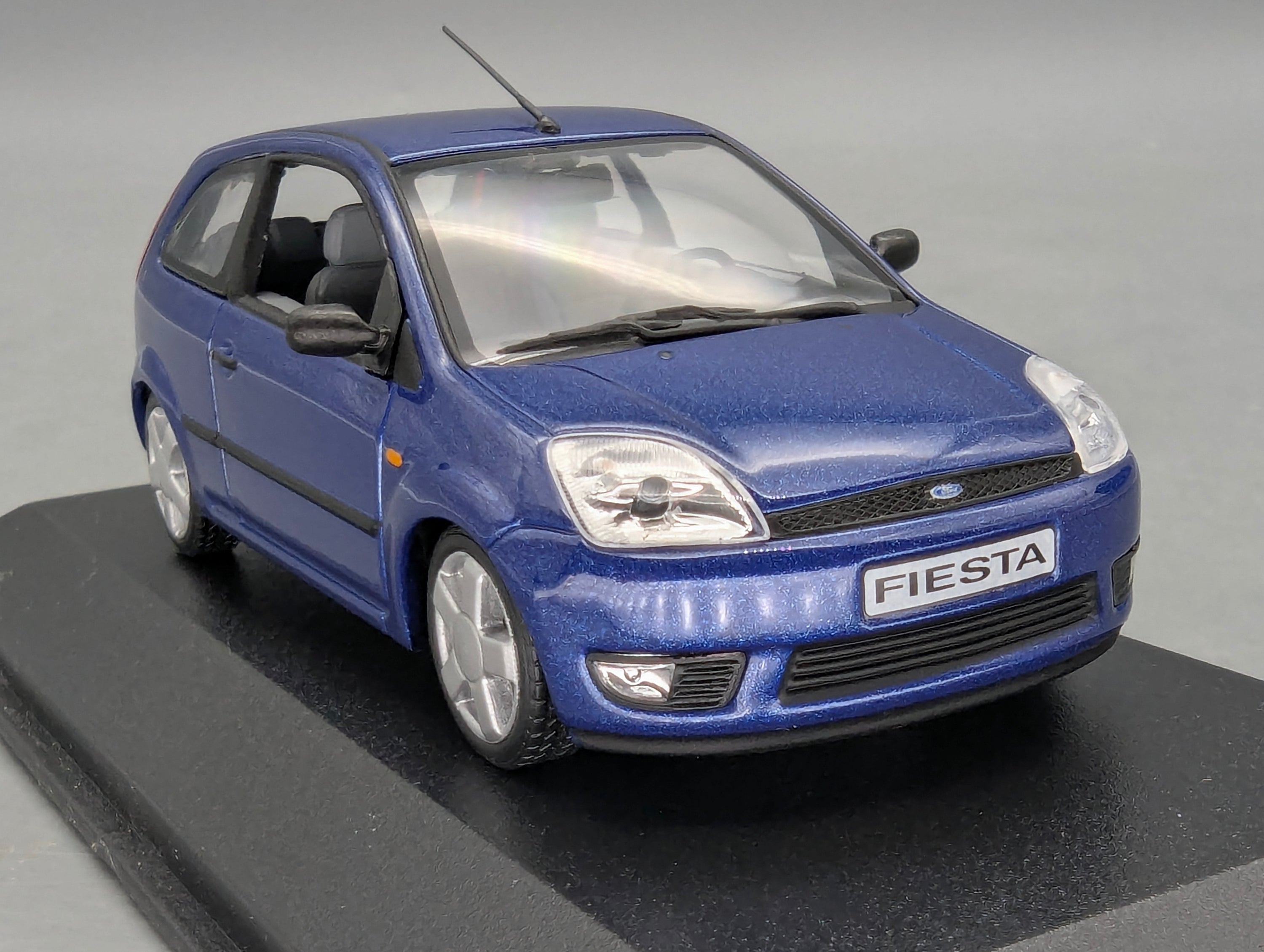 Modellautos 1:43 Minichamps Ford Fiesta Blau Metallic mit Dealer OVP