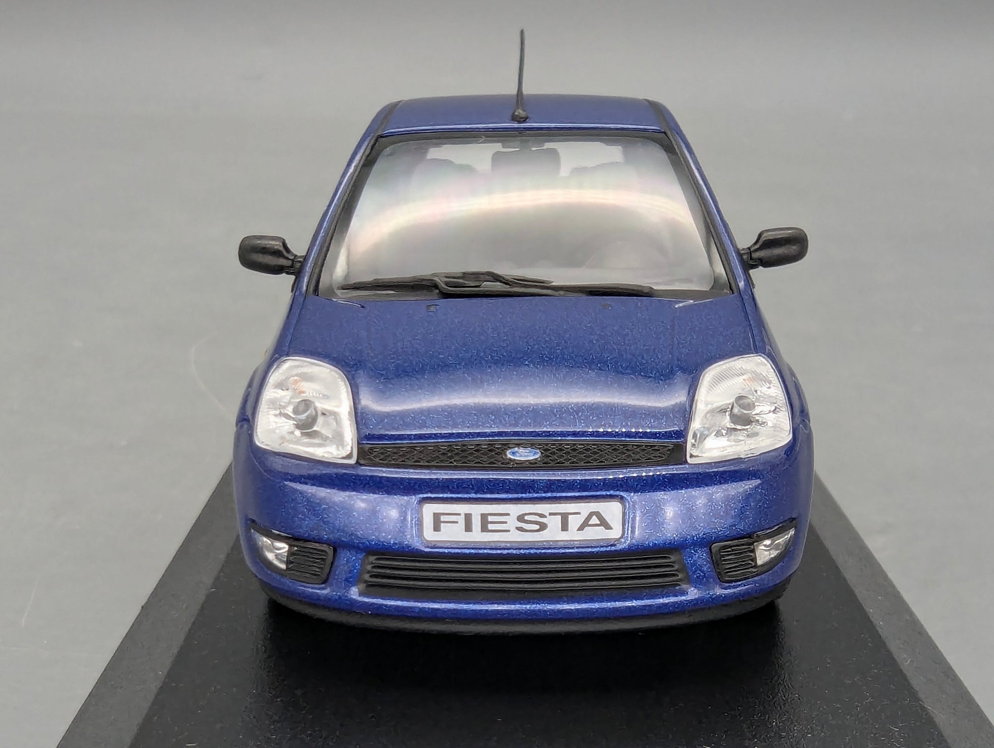 Modellautos 1:43 Minichamps Ford Fiesta Blau Metallic mit Dealer OVP