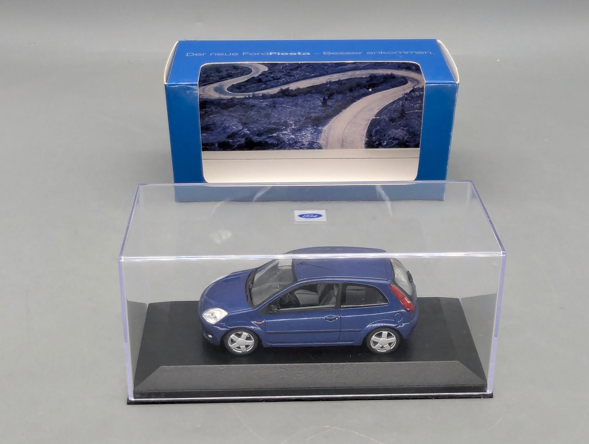 Modellautos 1:43 Minichamps Ford Fiesta Blau Metallic mit Dealer OVP