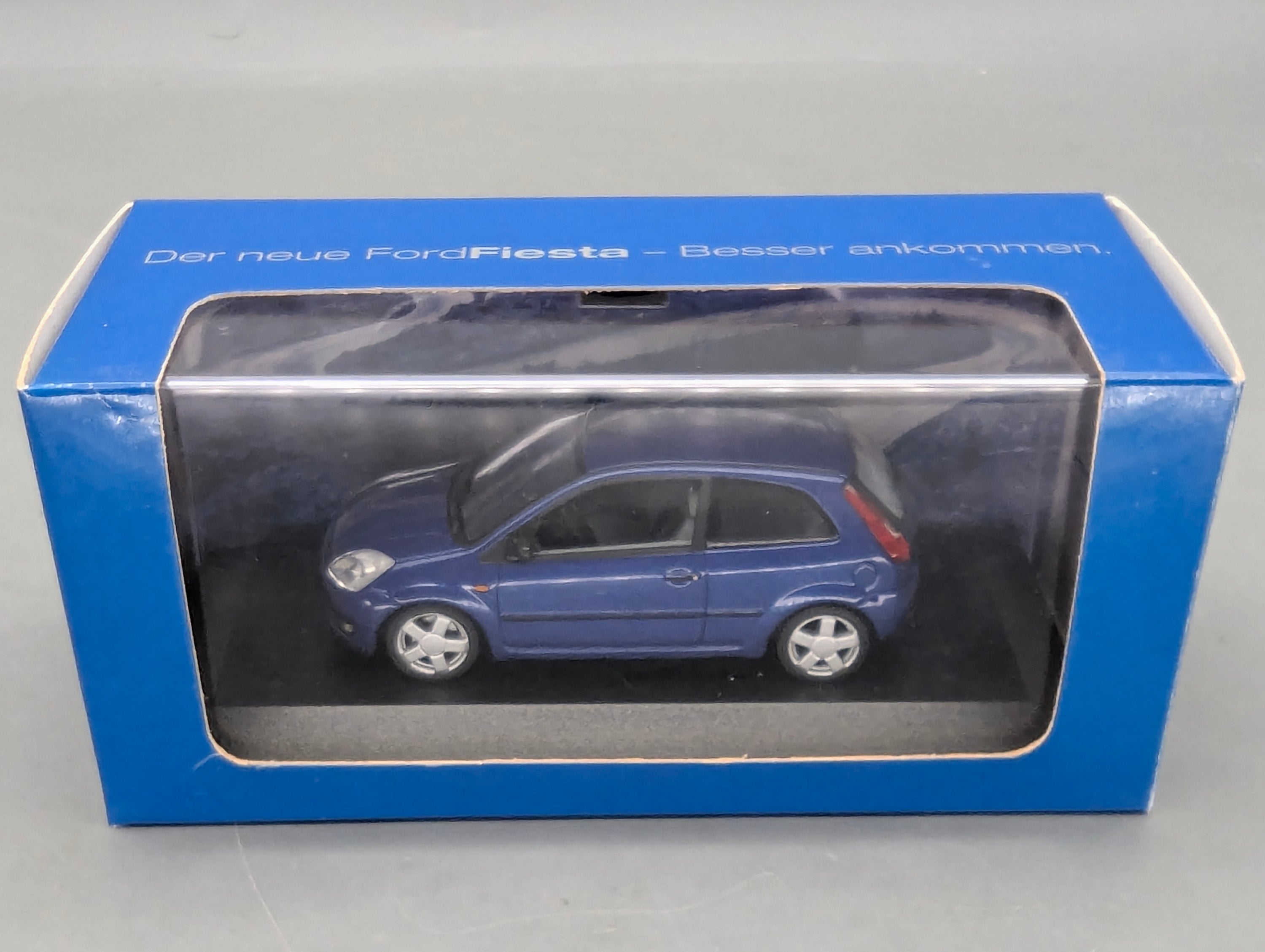 Modellautos 1:43 Minichamps Ford Fiesta Blau Metallic mit Dealer OVP