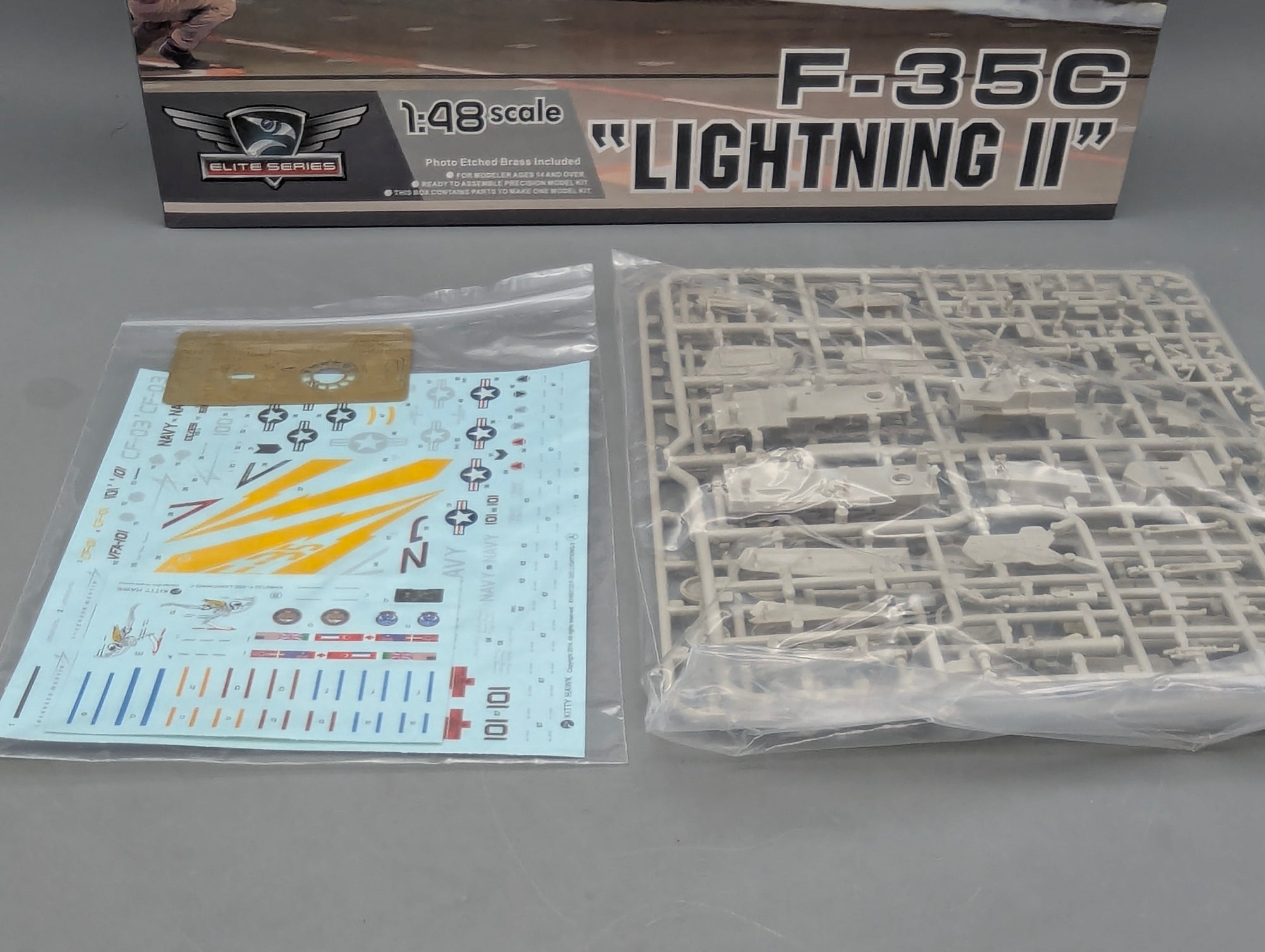Flugzeug Modell Bausatz 1:48 Kitty Hawk Elite Series KH80132 F-35C Lightning II mit OVP