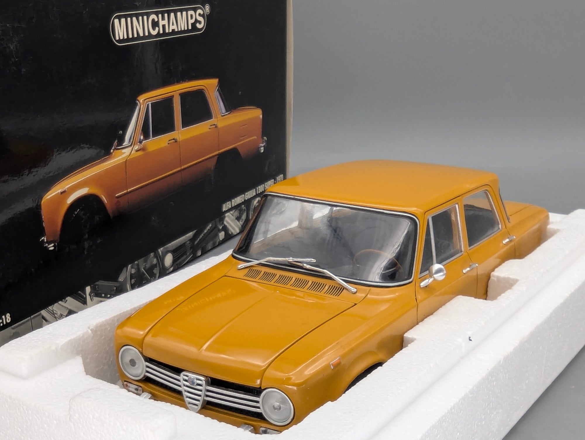 Modellautos 1:18 Minichamps Alfa Romeo Giulia 1300 Super 1970 Ochre Ocker mit OVP