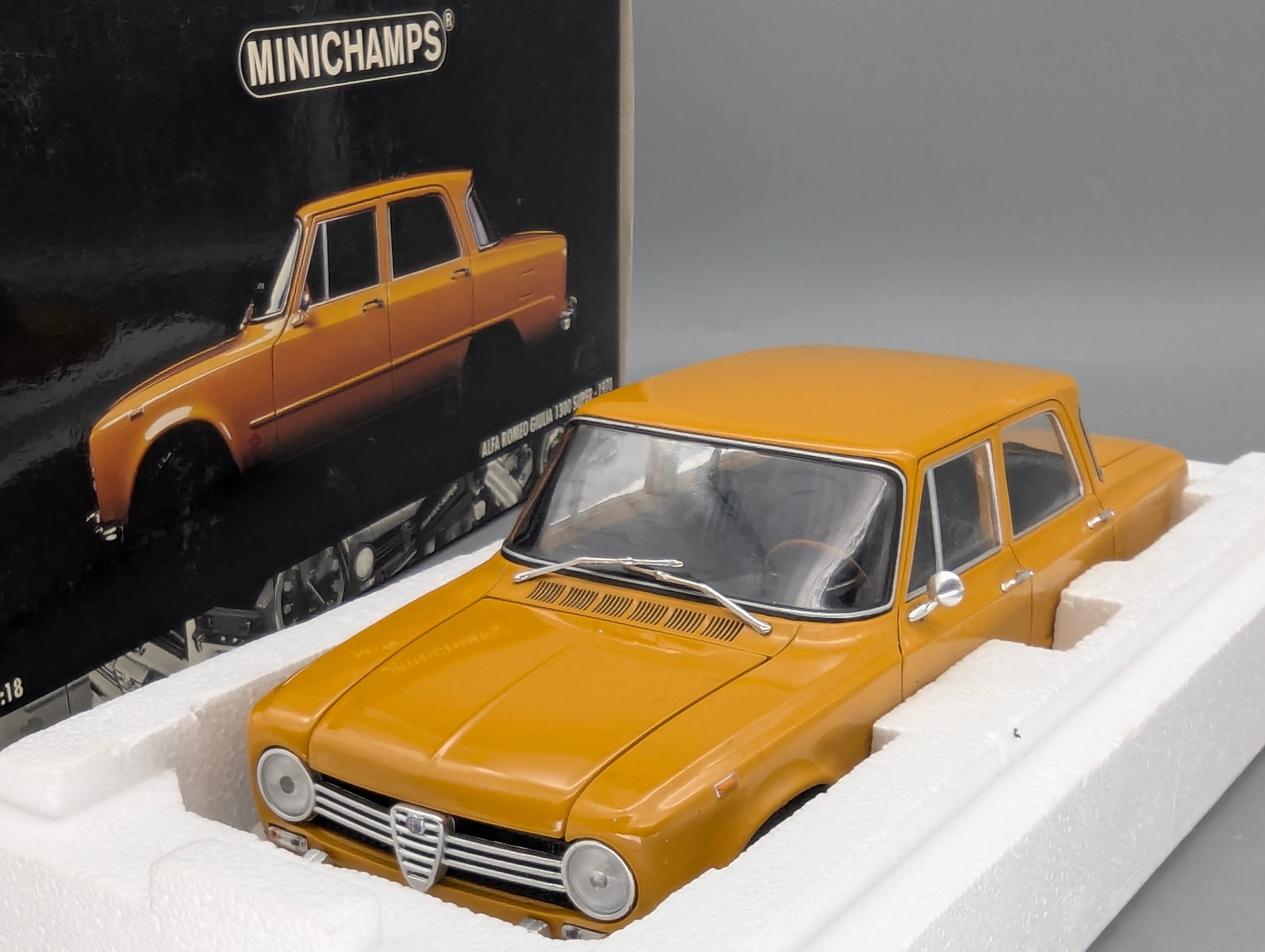 Modellautos 1:18 Minichamps Alfa Romeo Giulia 1300 Super 1970 Ochre Ocker mit OVP
