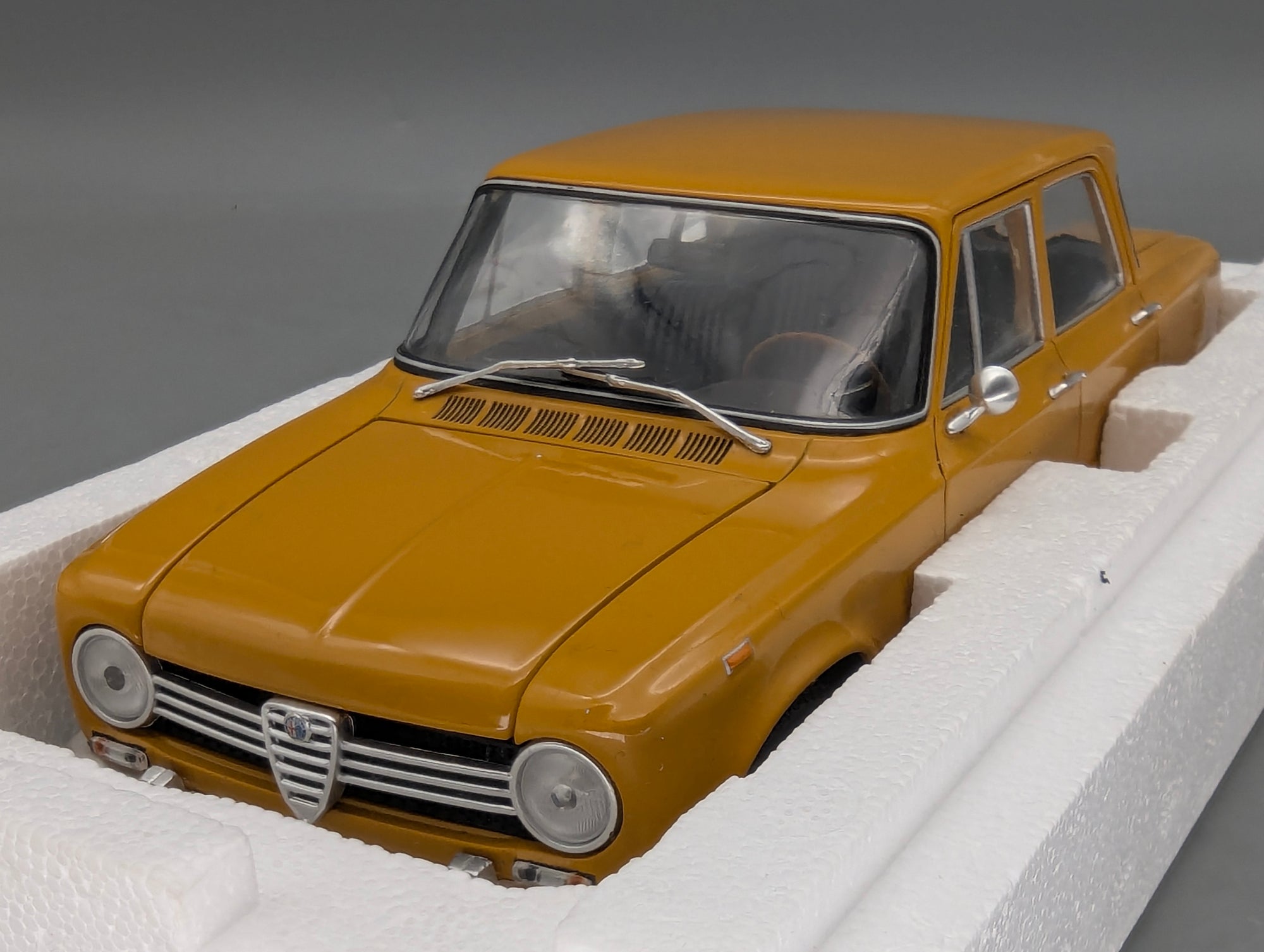 Modellautos 1:18 Minichamps Alfa Romeo Giulia 1300 Super 1970 Ochre Ocker mit OVP