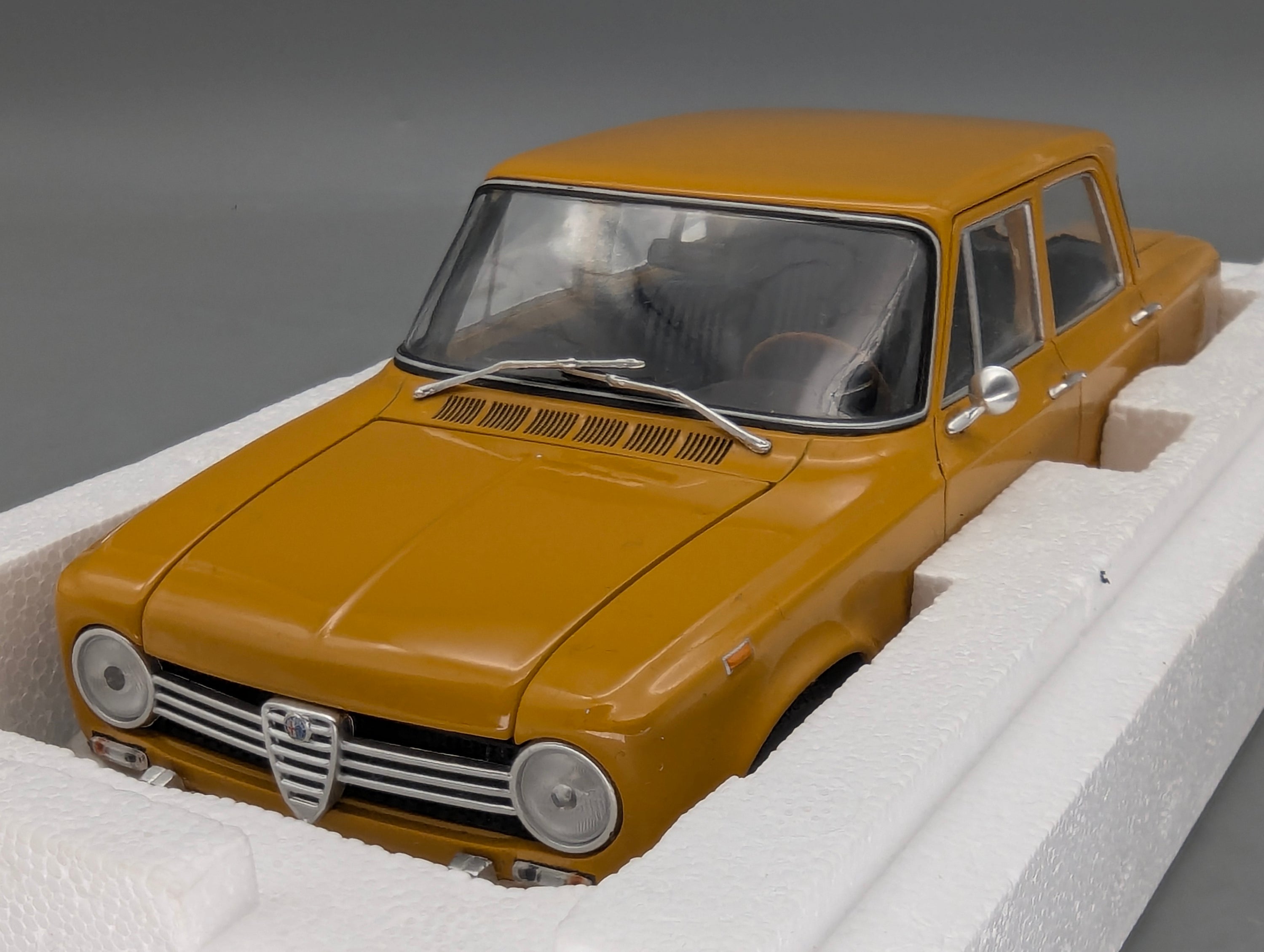 Modellautos 1:18 Minichamps Alfa Romeo Giulia 1300 Super 1970 Ochre Ocker mit OVP