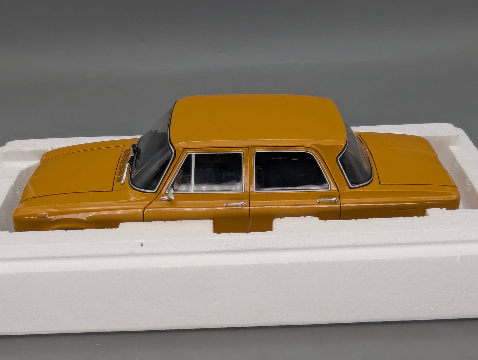 Modellautos 1:18 Minichamps Alfa Romeo Giulia 1300 Super 1970 Ochre Ocker mit OVP
