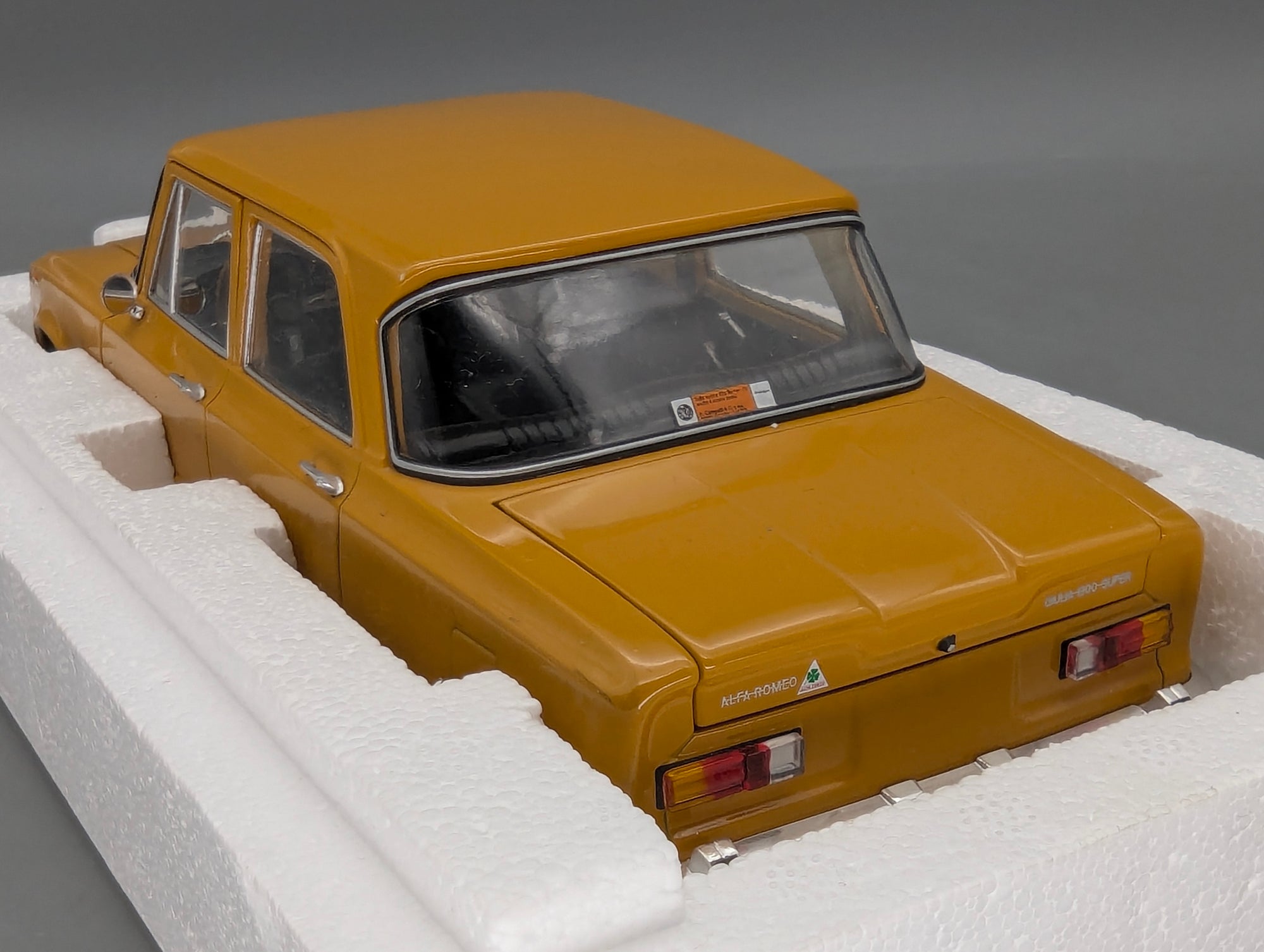 Modellautos 1:18 Minichamps Alfa Romeo Giulia 1300 Super 1970 Ochre Ocker mit OVP