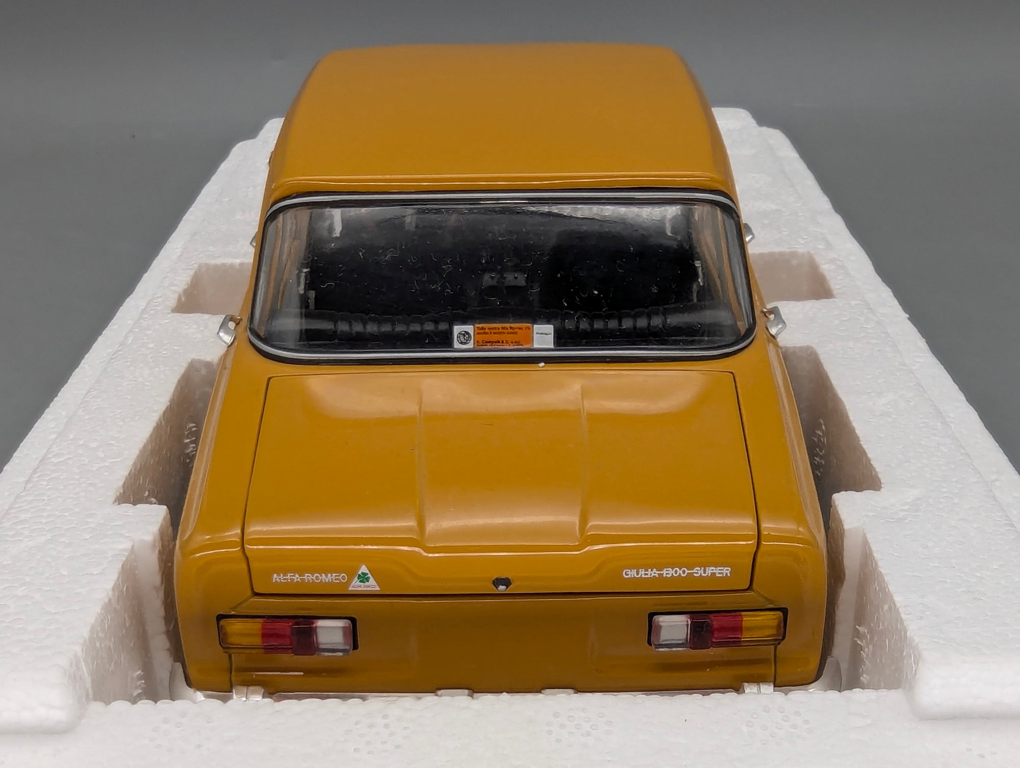 Modellautos 1:18 Minichamps Alfa Romeo Giulia 1300 Super 1970 Ochre Ocker mit OVP