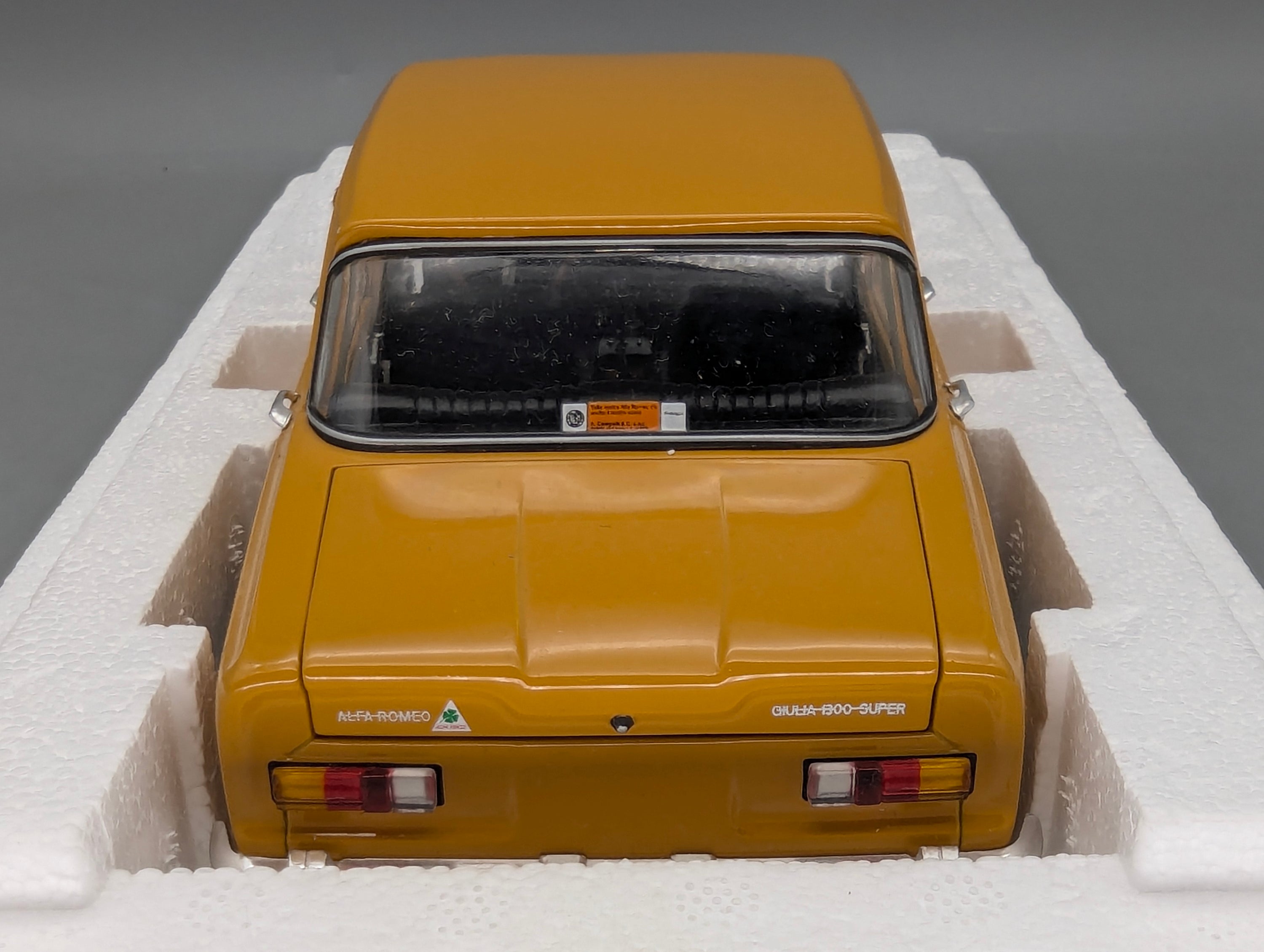 Modellautos 1:18 Minichamps Alfa Romeo Giulia 1300 Super 1970 Ochre Ocker mit OVP