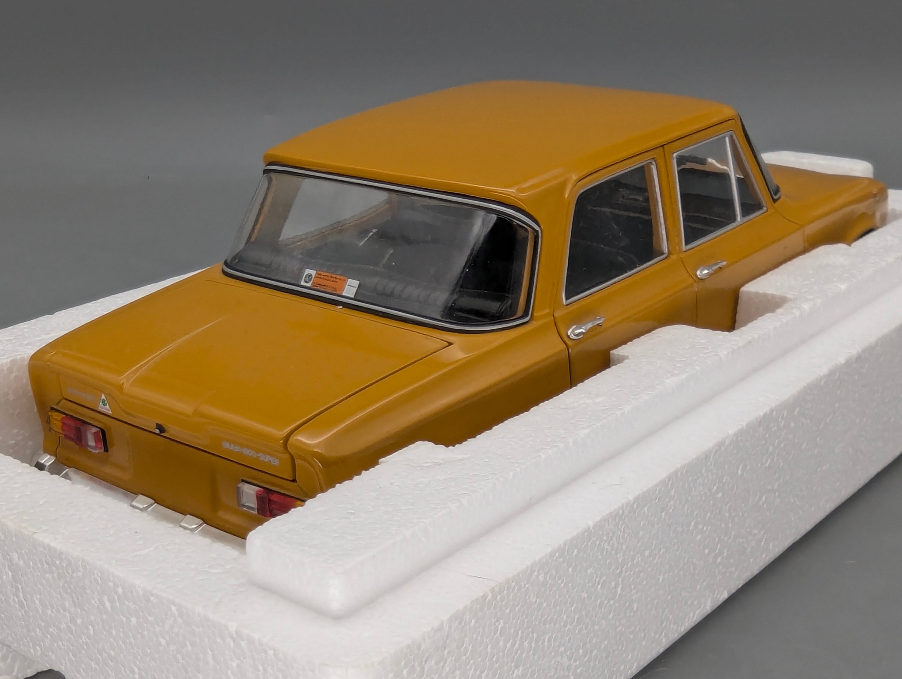 Modellautos 1:18 Minichamps Alfa Romeo Giulia 1300 Super 1970 Ochre Ocker mit OVP