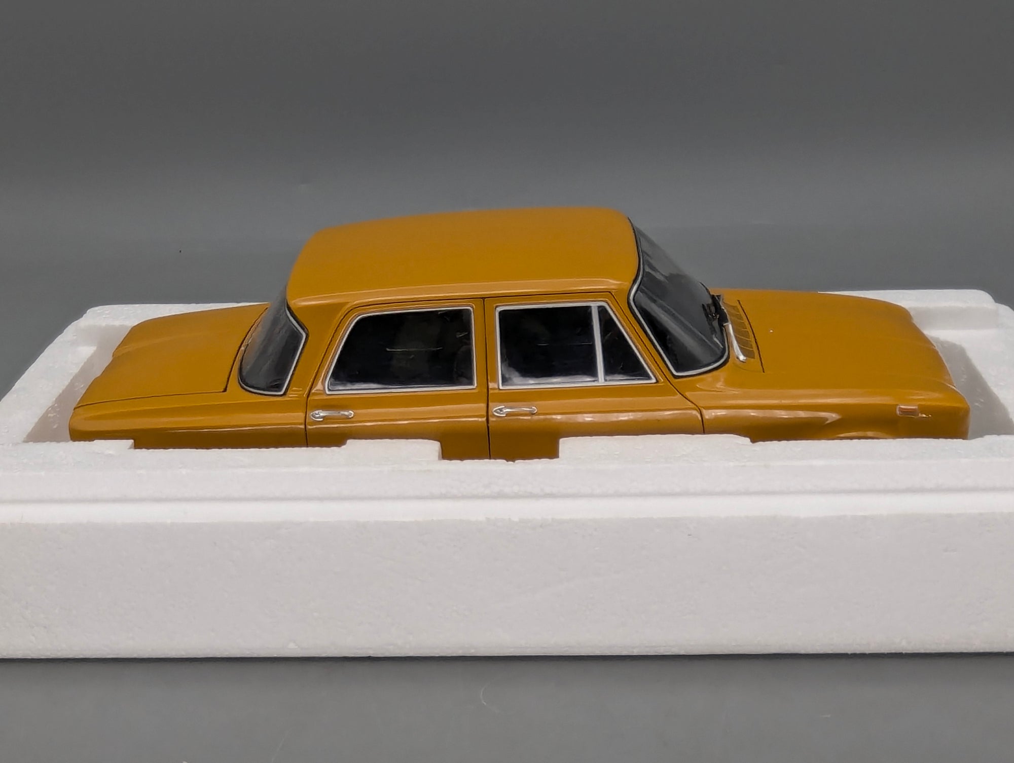 Modellautos 1:18 Minichamps Alfa Romeo Giulia 1300 Super 1970 Ochre Ocker mit OVP