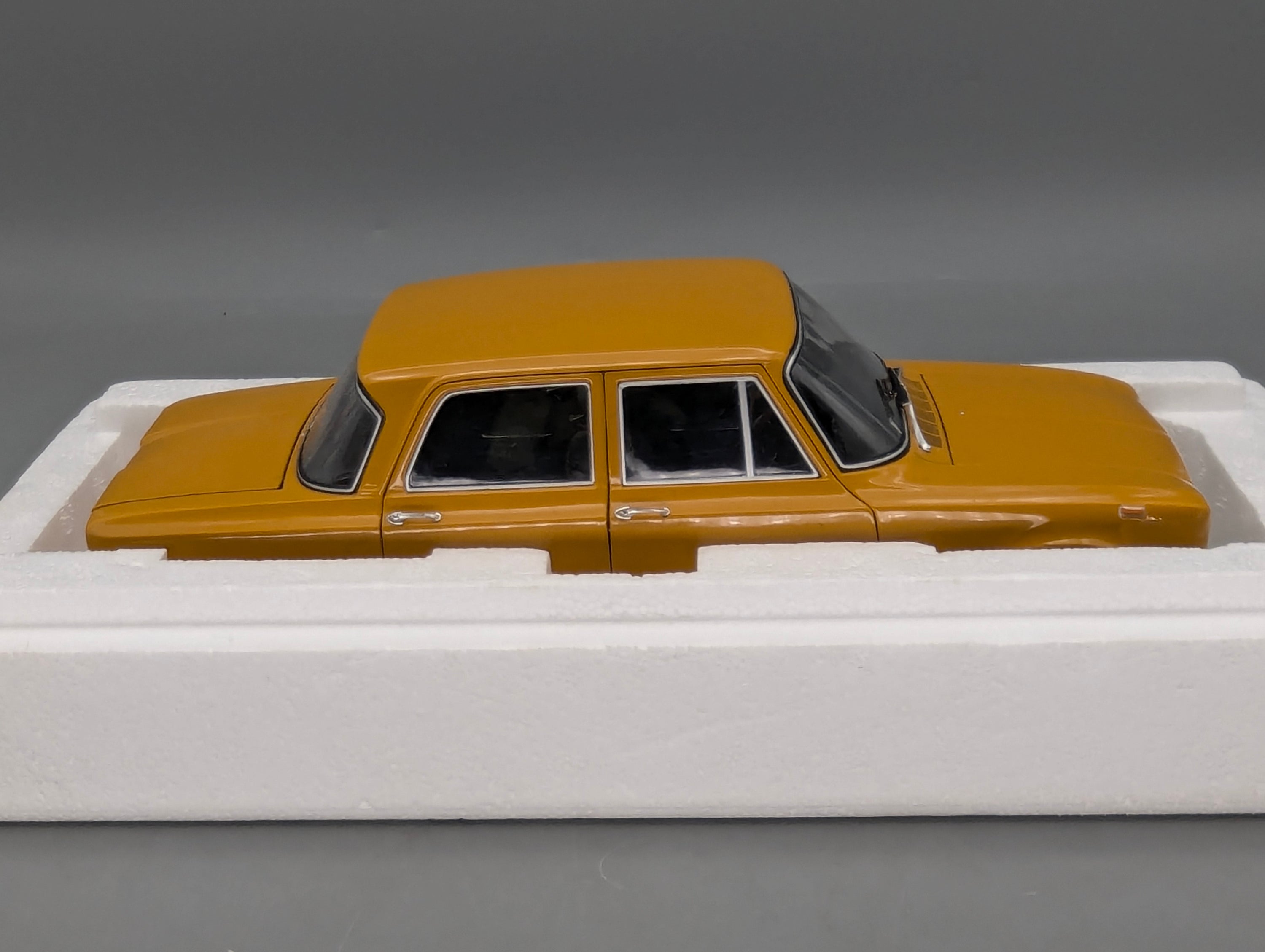 Modellautos 1:18 Minichamps Alfa Romeo Giulia 1300 Super 1970 Ochre Ocker mit OVP