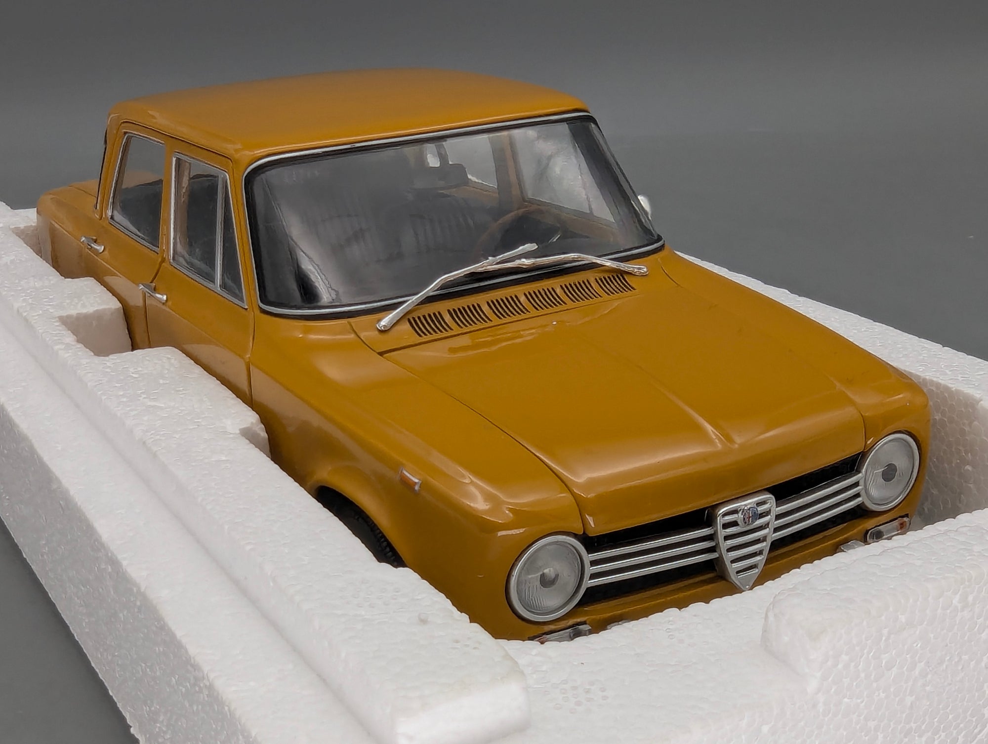 Modellautos 1:18 Minichamps Alfa Romeo Giulia 1300 Super 1970 Ochre Ocker mit OVP