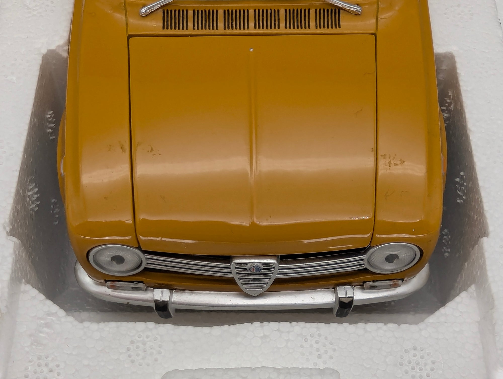 Modellautos 1:18 Minichamps Alfa Romeo Giulia 1300 Super 1970 Ochre Ocker mit OVP