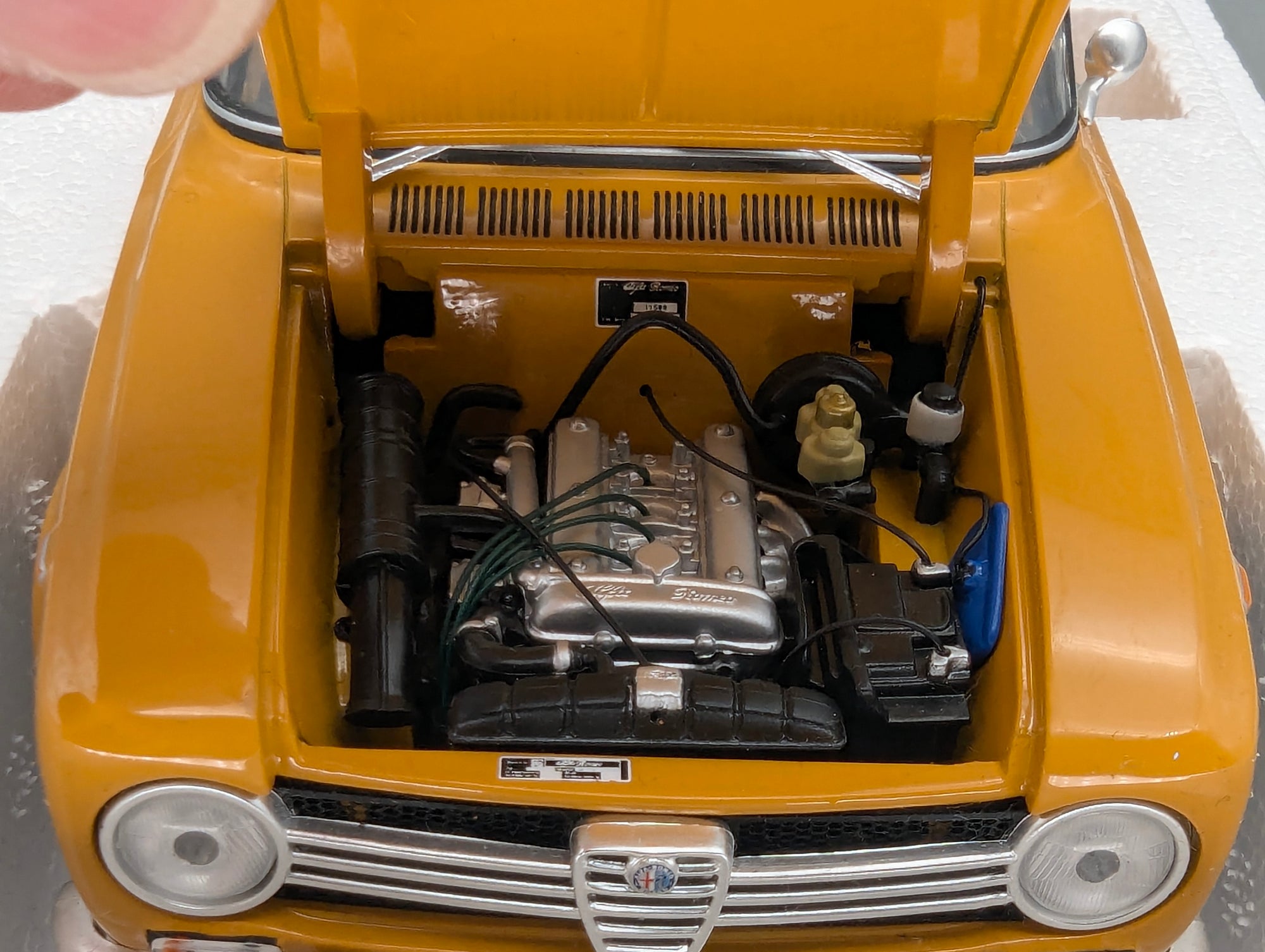 Modellautos 1:18 Minichamps Alfa Romeo Giulia 1300 Super 1970 Ochre Ocker mit OVP