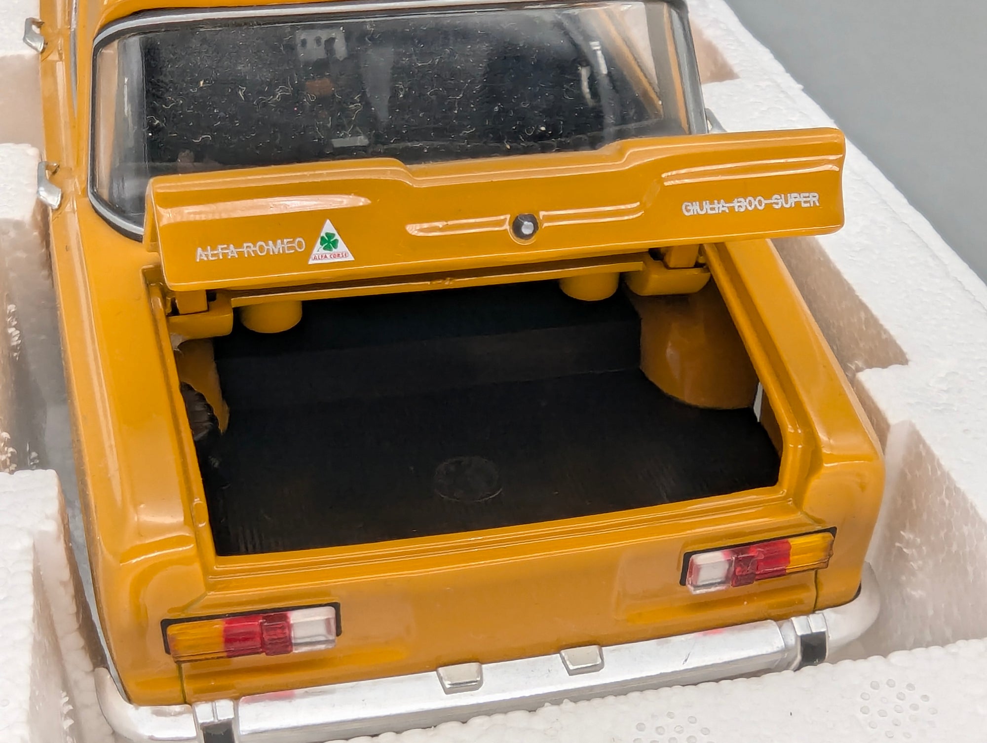 Modellautos 1:18 Minichamps Alfa Romeo Giulia 1300 Super 1970 Ochre Ocker mit OVP