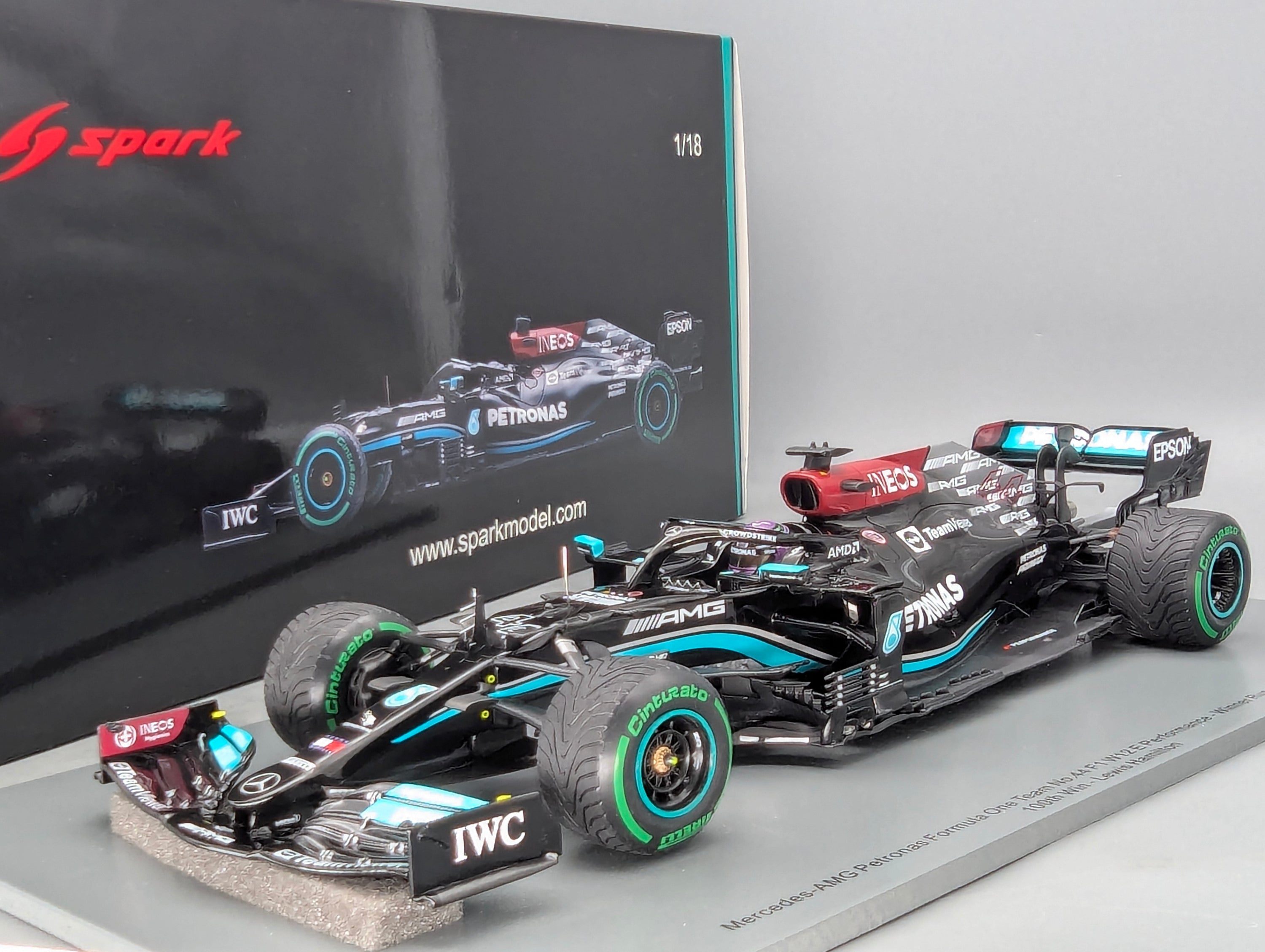 Modellautos 1:18 Spark 18S604 Mercedes AMG F1 W12 E Performance Winner Russian GP 2021 #44 Hamilton OVP
