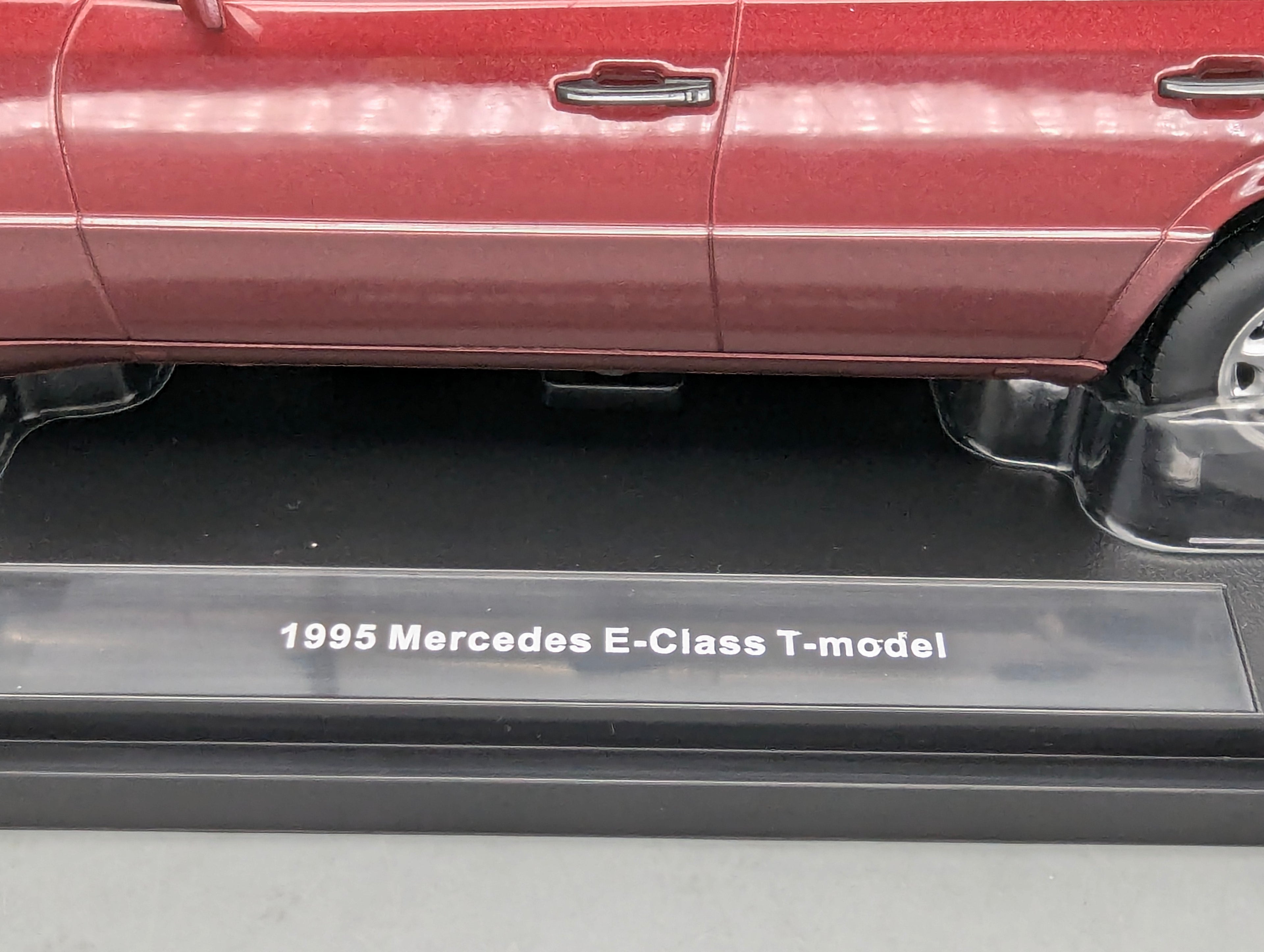 Modellautos 1:18 Triple9 Mercedes-Benz E-Klasse E 300 Turbodiesel T-Modell 1995 Rot OVP
