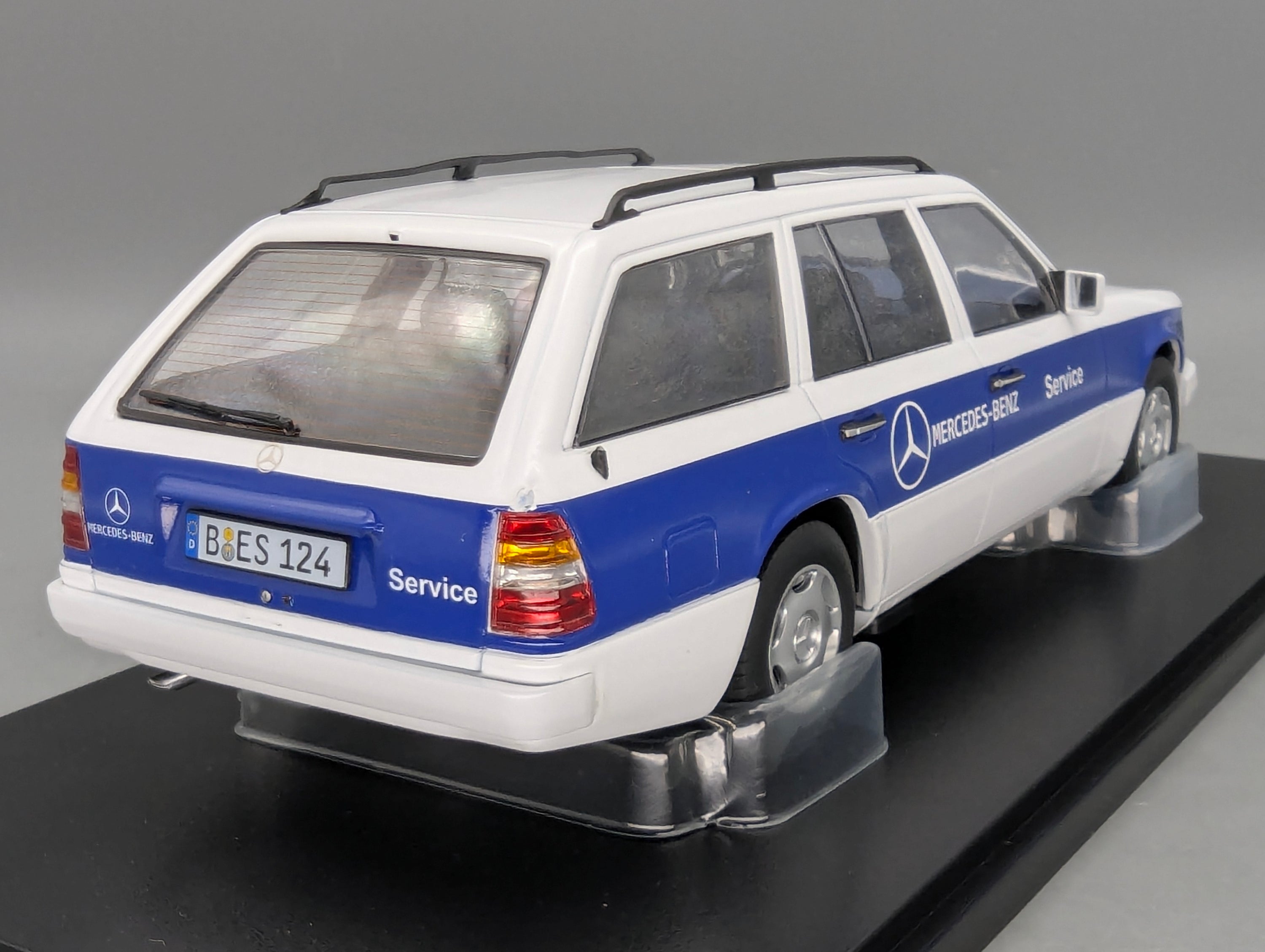 Modellautos 1:18 Triple9 Mercedes-Benz E-Klasse T-Modell Service Car 1995 OVP