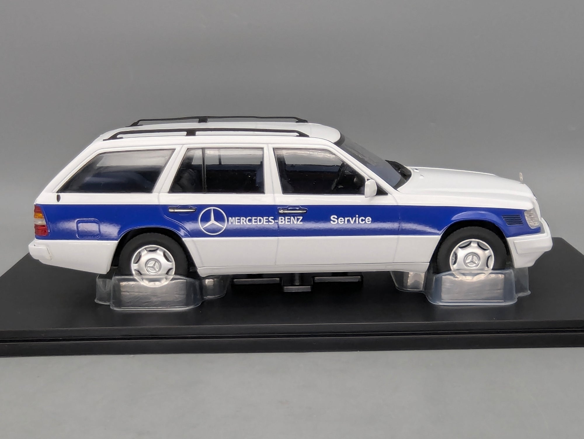 Modellautos 1:18 Triple9 Mercedes-Benz E-Klasse T-Modell Service Car 1995 OVP