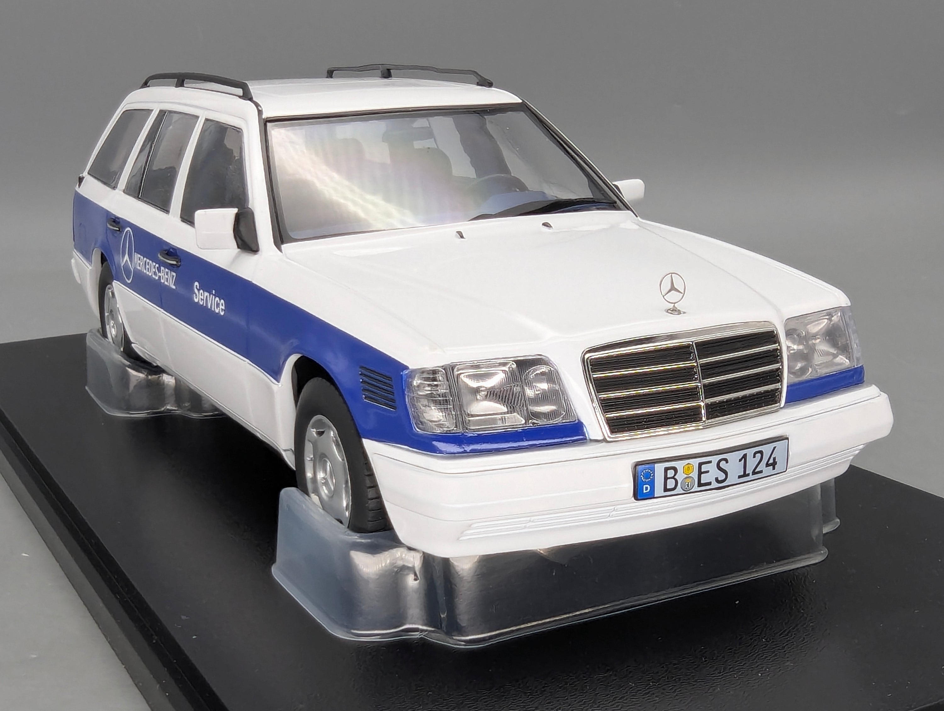 Modellautos 1:18 Triple9 Mercedes-Benz E-Klasse T-Modell Service Car 1995 OVP