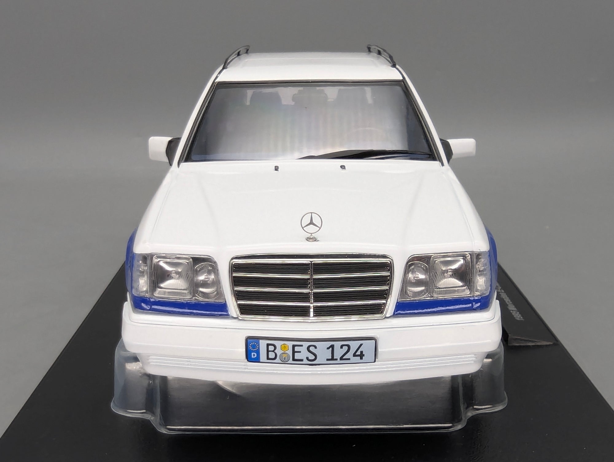 Modellautos 1:18 Triple9 Mercedes-Benz E-Klasse T-Modell Service Car 1995 OVP