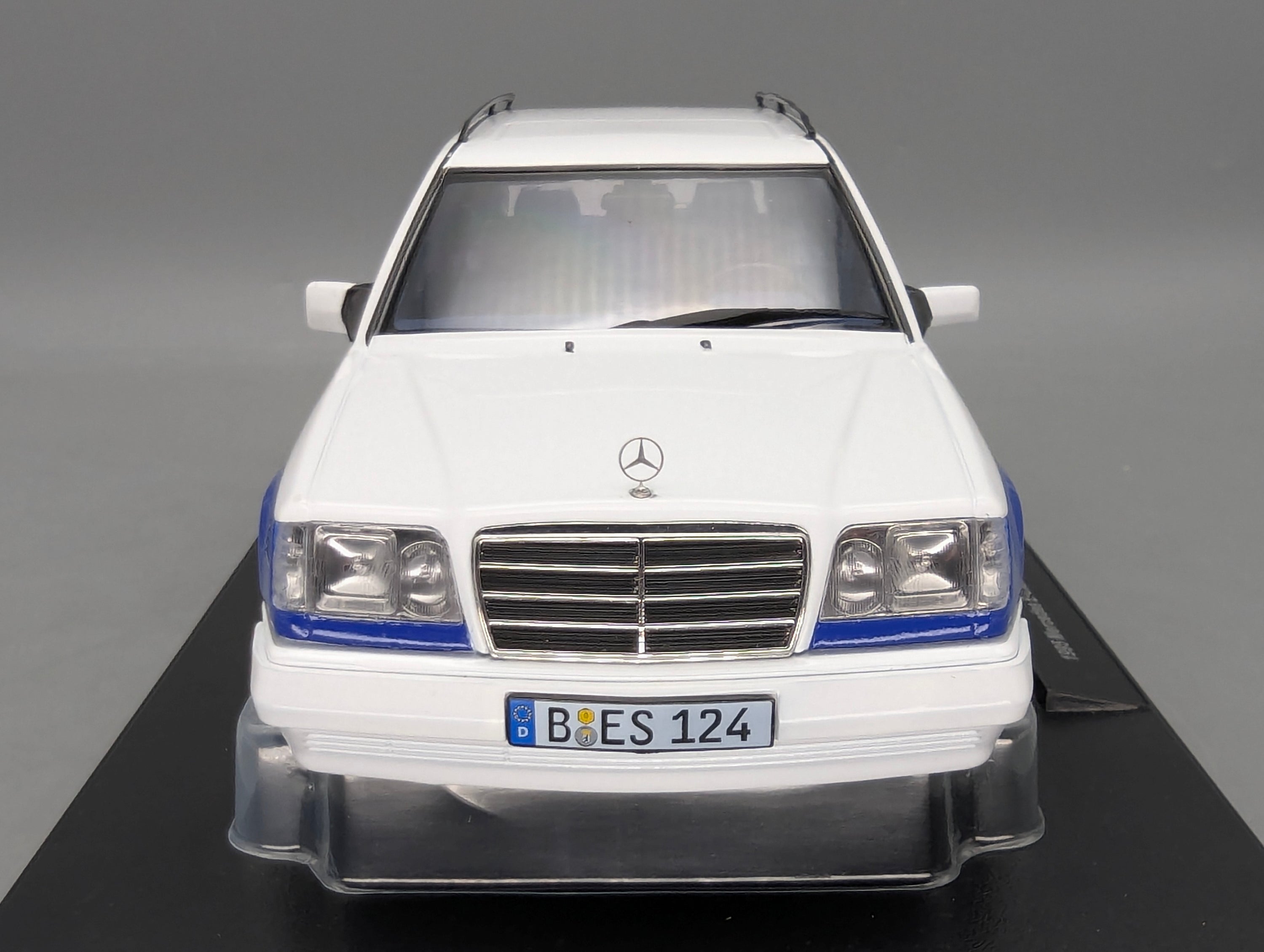 Modellautos 1:18 Triple9 Mercedes-Benz E-Klasse T-Modell Service Car 1995 OVP