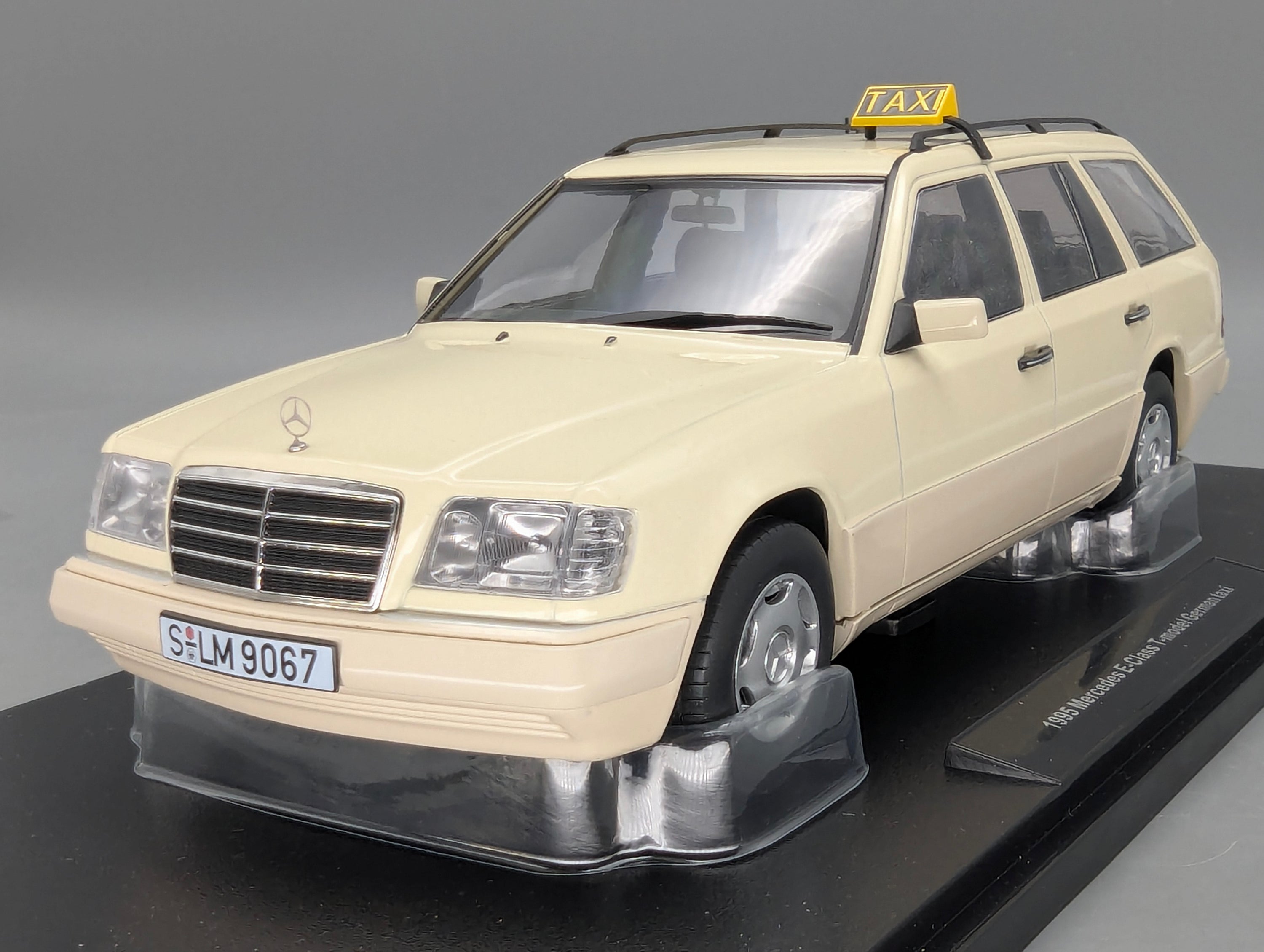Modellautos 1:18 Triple9 Mercedes-Benz E-Klasse T-Modell German Taxi 1995 OVP
