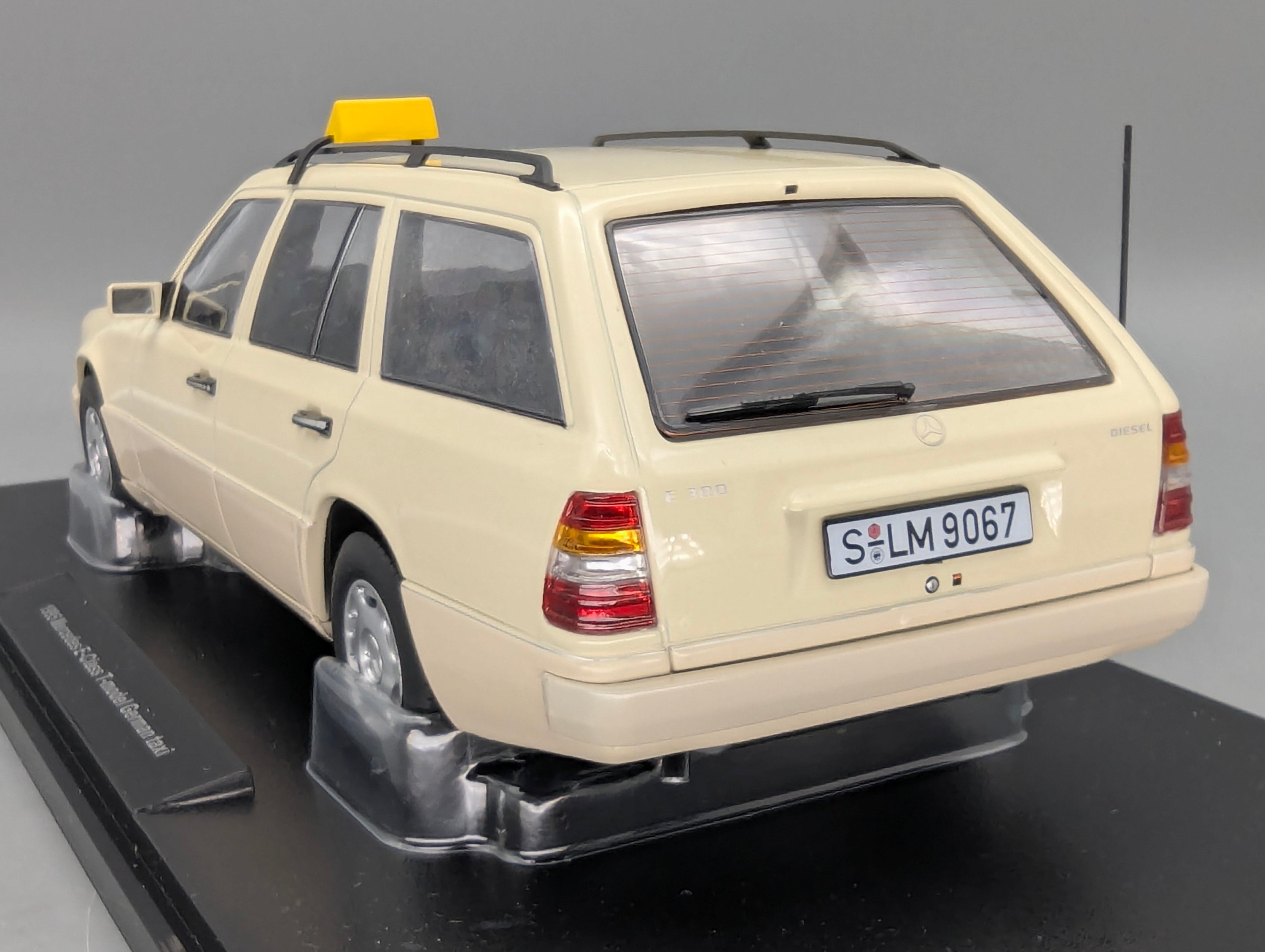 Modellautos 1:18 Triple9 Mercedes-Benz E-Klasse T-Modell German Taxi 1995 OVP