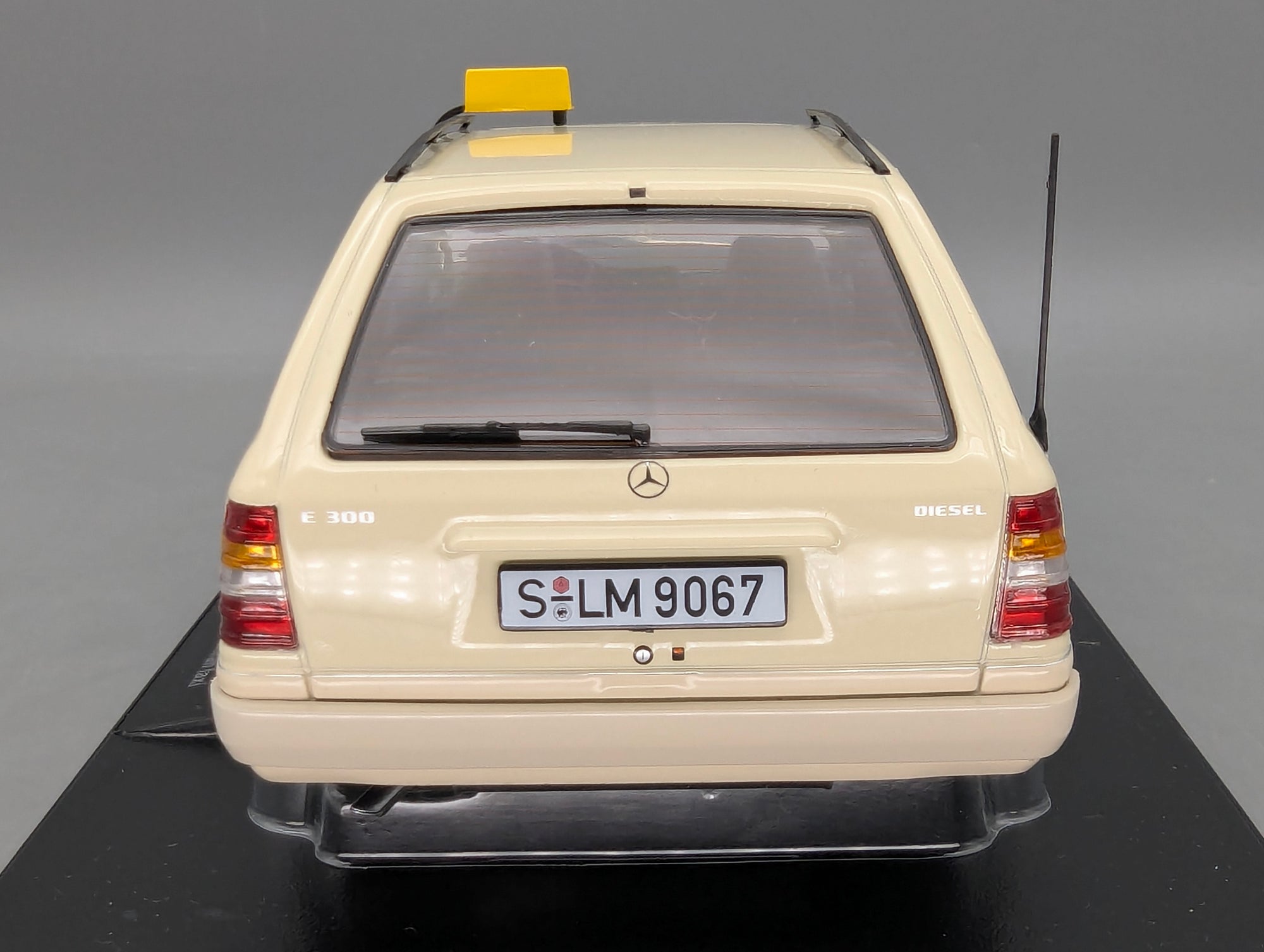 Modellautos 1:18 Triple9 Mercedes-Benz E-Klasse T-Modell German Taxi 1995 OVP