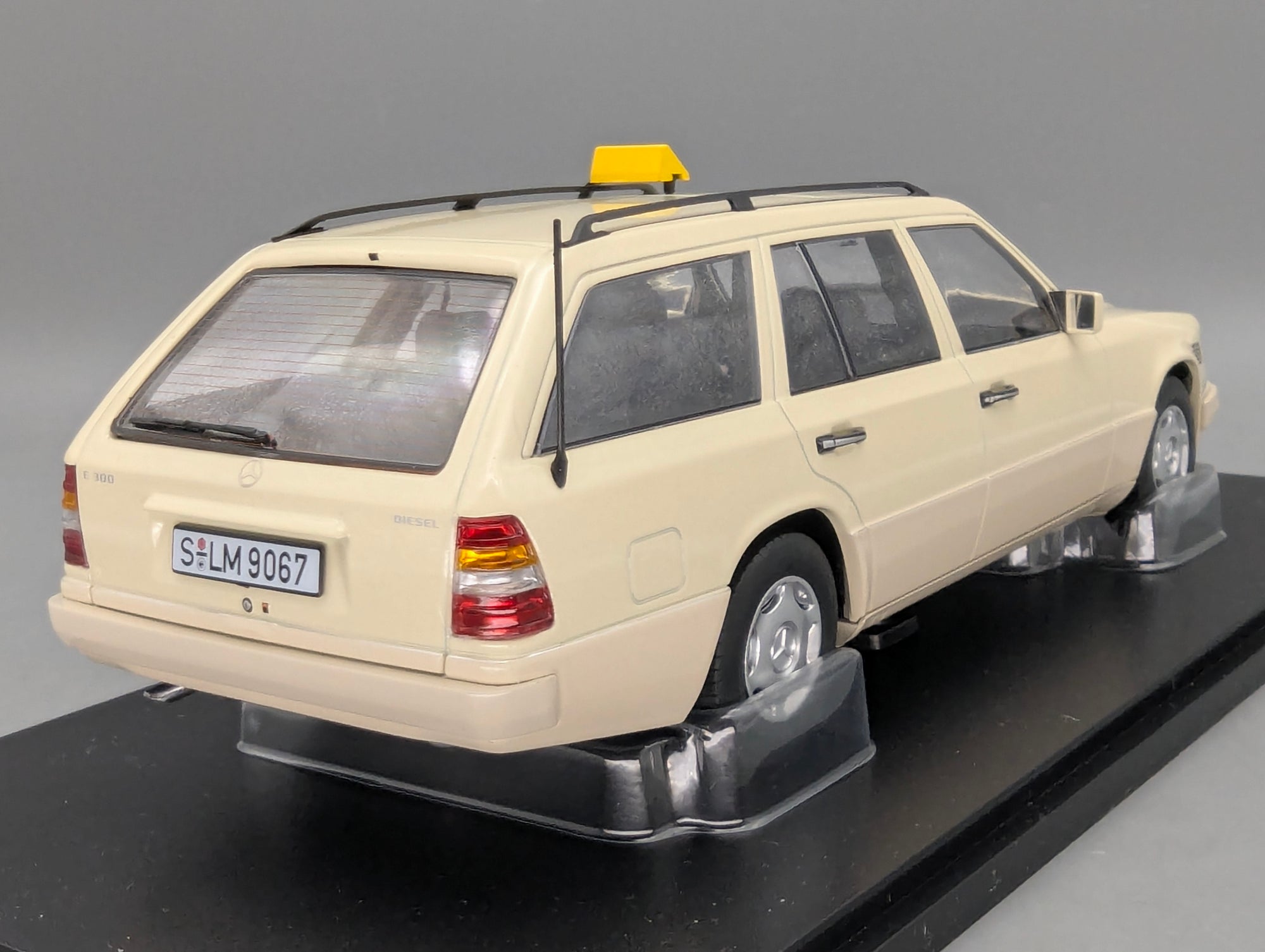 Modellautos 1:18 Triple9 Mercedes-Benz E-Klasse T-Modell German Taxi 1995 OVP