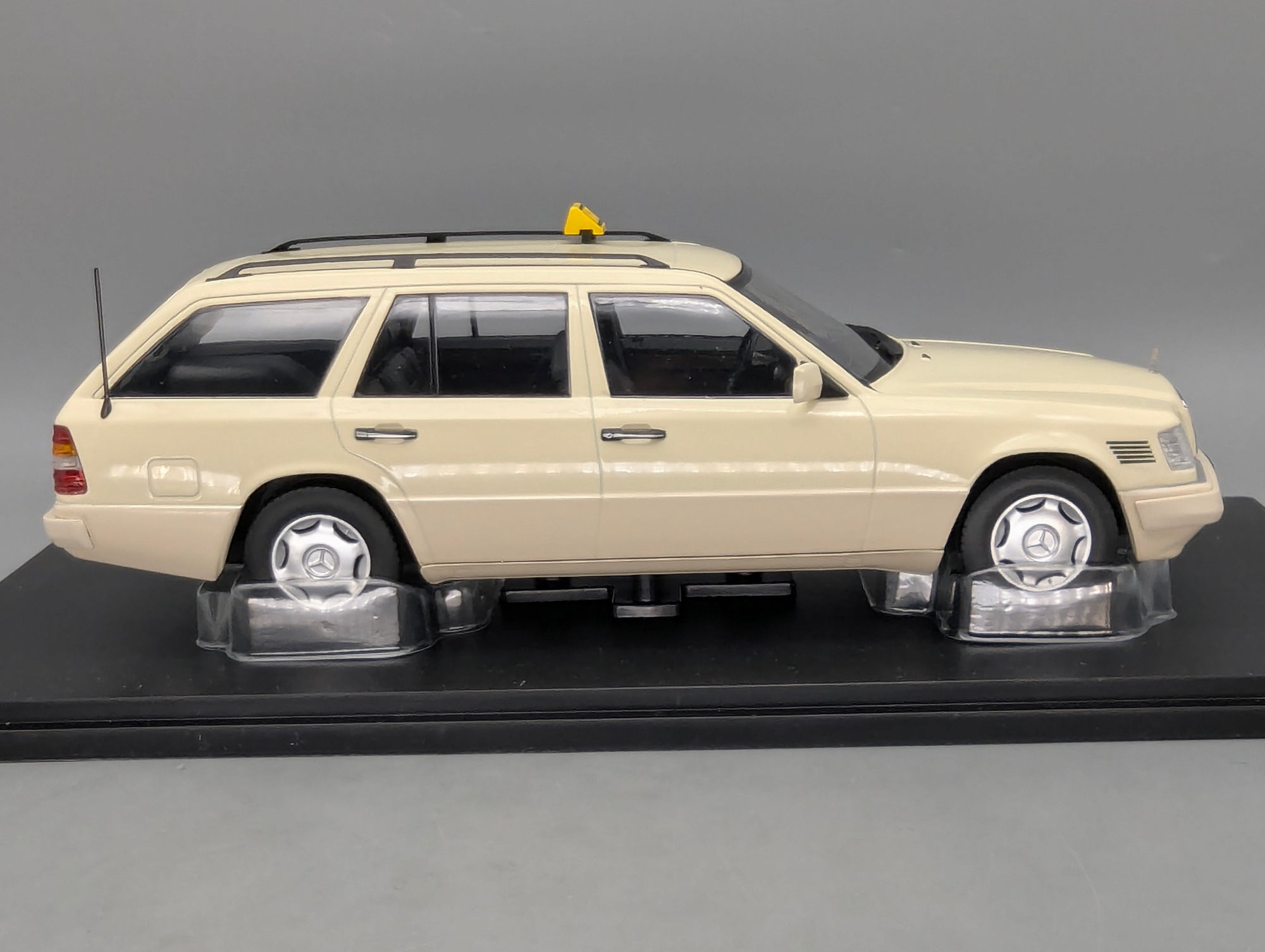Modellautos 1:18 Triple9 Mercedes-Benz E-Klasse T-Modell German Taxi 1995 OVP