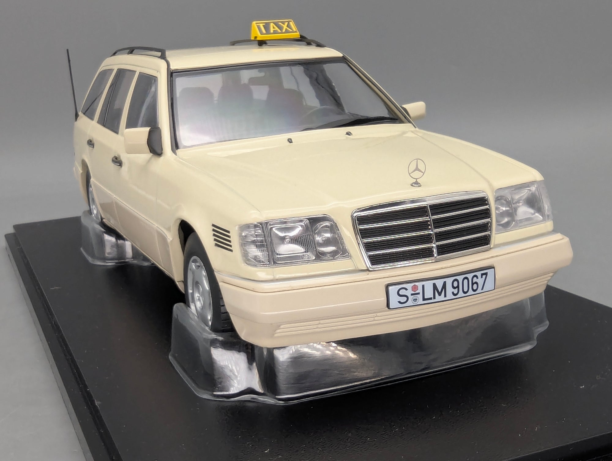 Modellautos 1:18 Triple9 Mercedes-Benz E-Klasse T-Modell German Taxi 1995 OVP