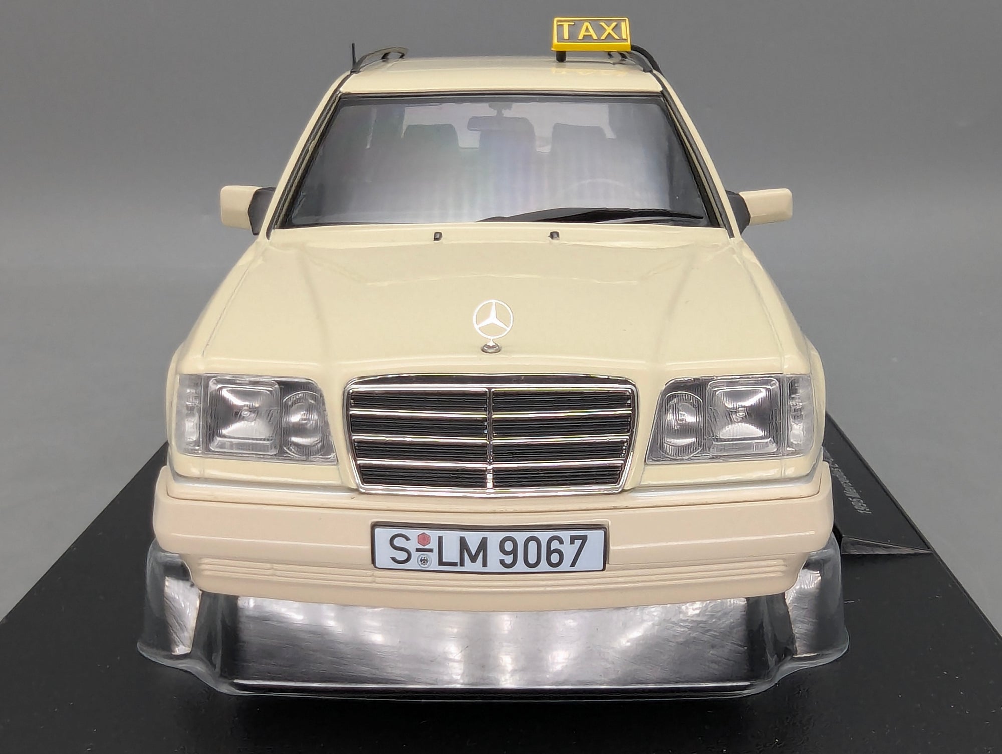 Modellautos 1:18 Triple9 Mercedes-Benz E-Klasse T-Modell German Taxi 1995 OVP