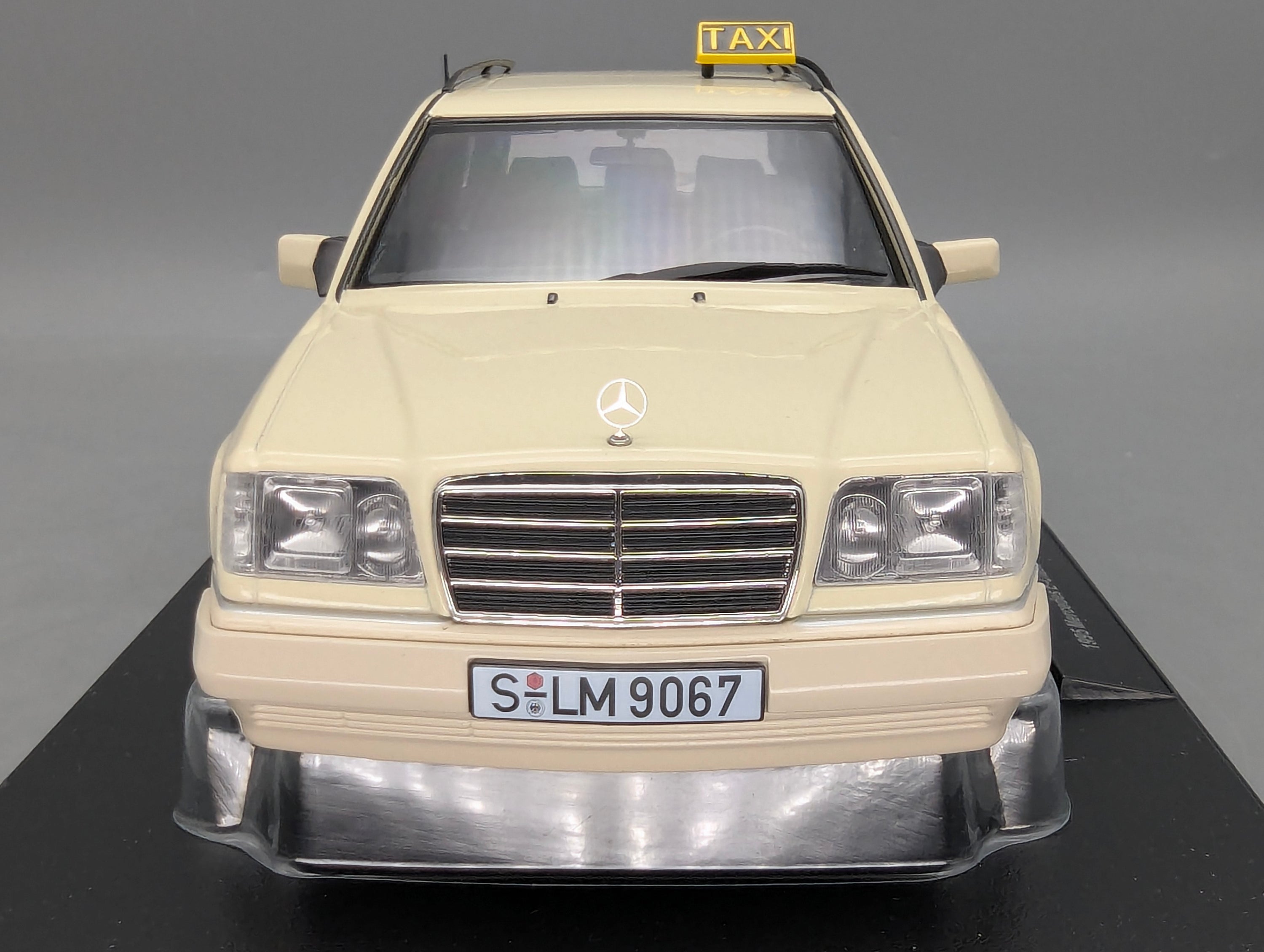 Modellautos 1:18 Triple9 Mercedes-Benz E-Klasse T-Modell German Taxi 1995 OVP