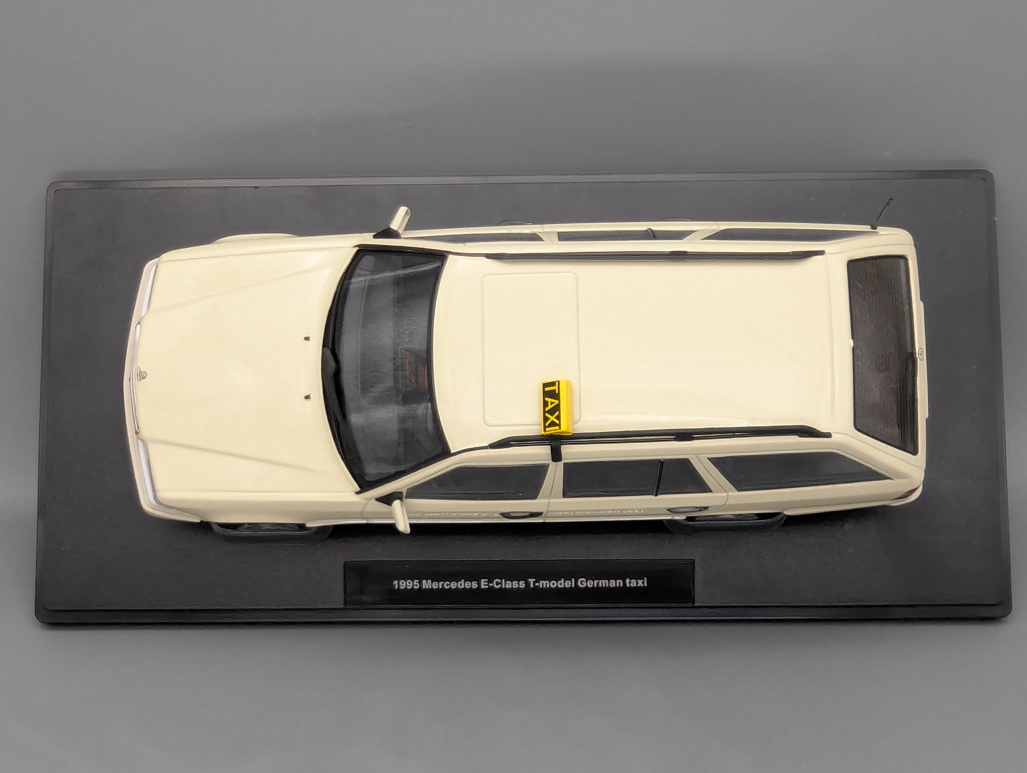 Modellautos 1:18 Triple9 Mercedes-Benz E-Klasse T-Modell German Taxi 1995 OVP