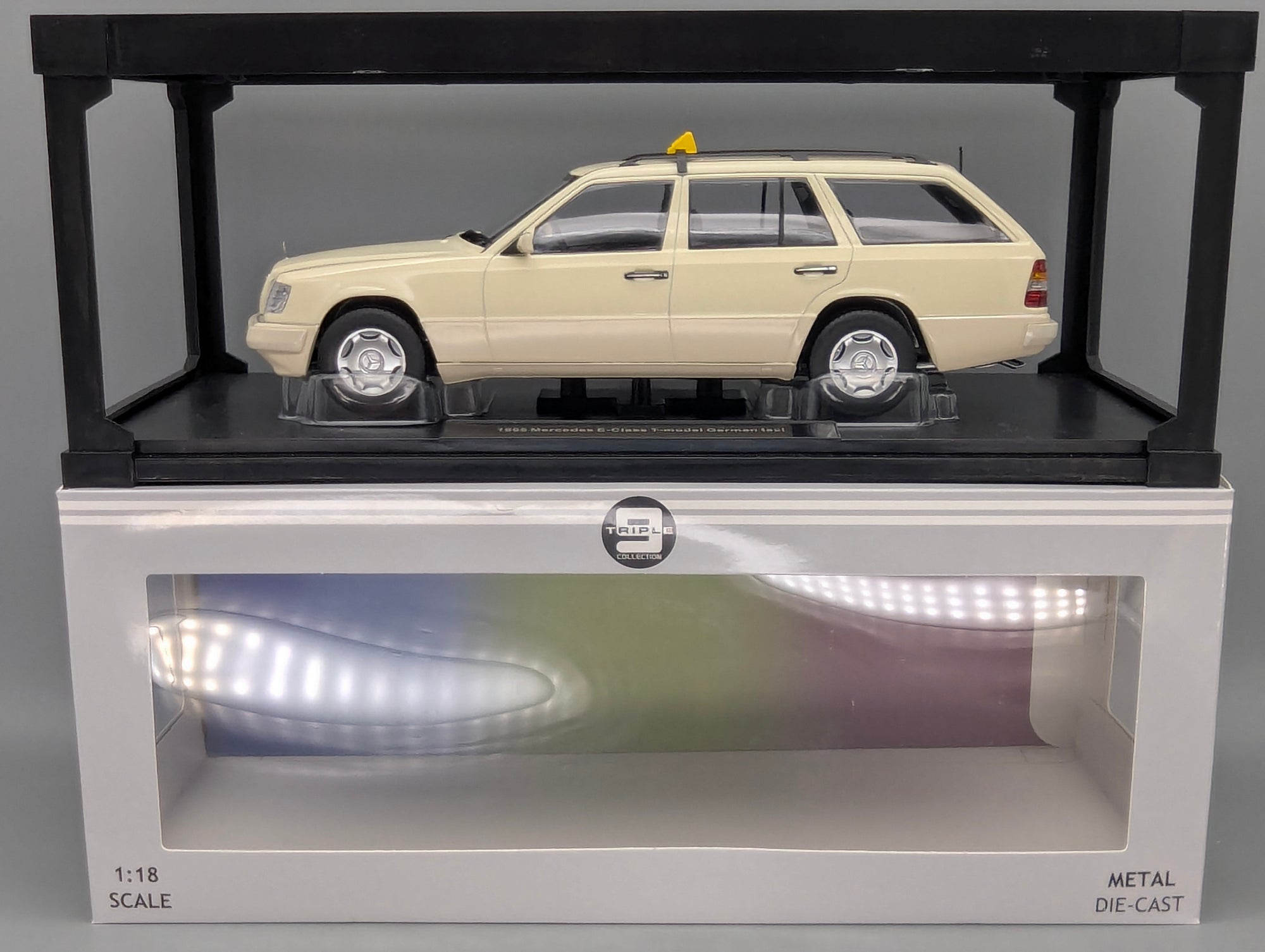 Modellautos 1:18 Triple9 Mercedes-Benz E-Klasse T-Modell German Taxi 1995 OVP