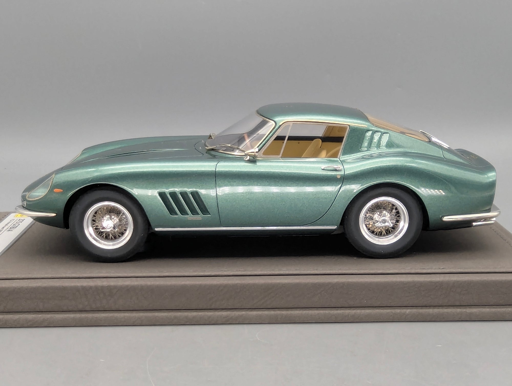 Modellautos 1:18 BBR Ferrari 275 GTB/4 1966 Met. Green Ltd 01/36 Lederplatte Vitrine OVP