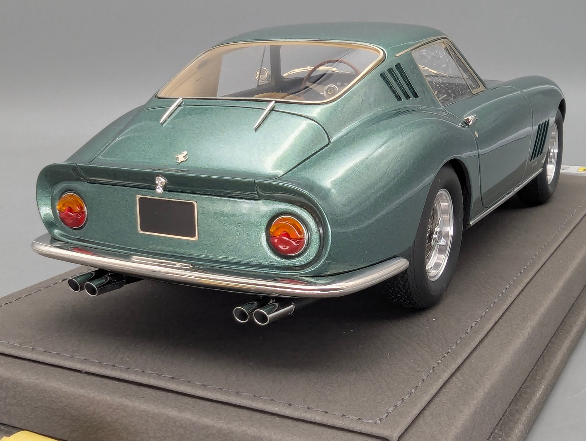 Modellautos 1:18 BBR Ferrari 275 GTB/4 1966 Met. Green Ltd 01/36 Lederplatte Vitrine OVP