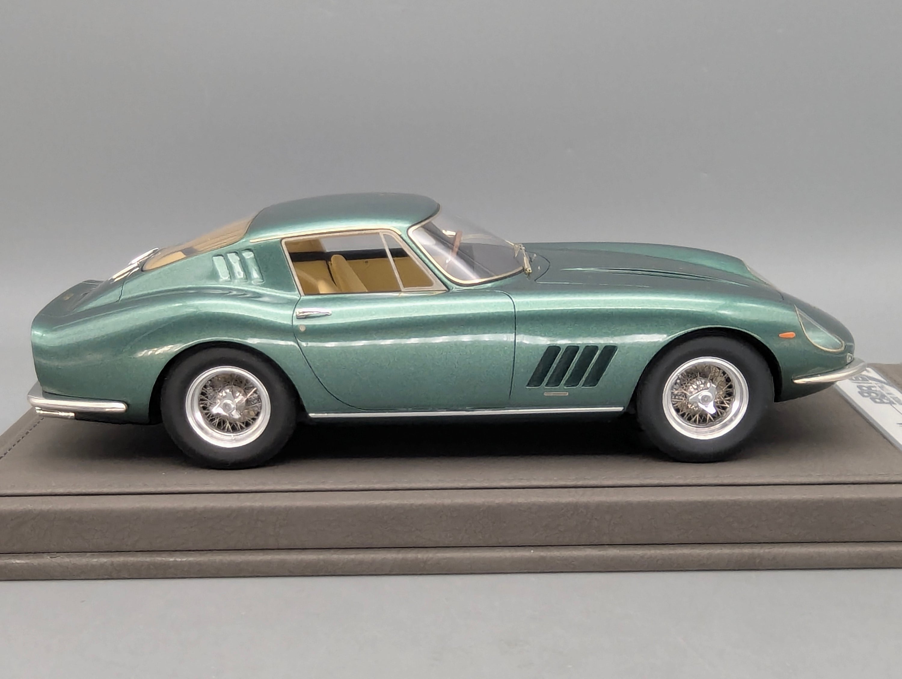 Modellautos 1:18 BBR Ferrari 275 GTB/4 1966 Met. Green Ltd 01/36 Lederplatte Vitrine OVP