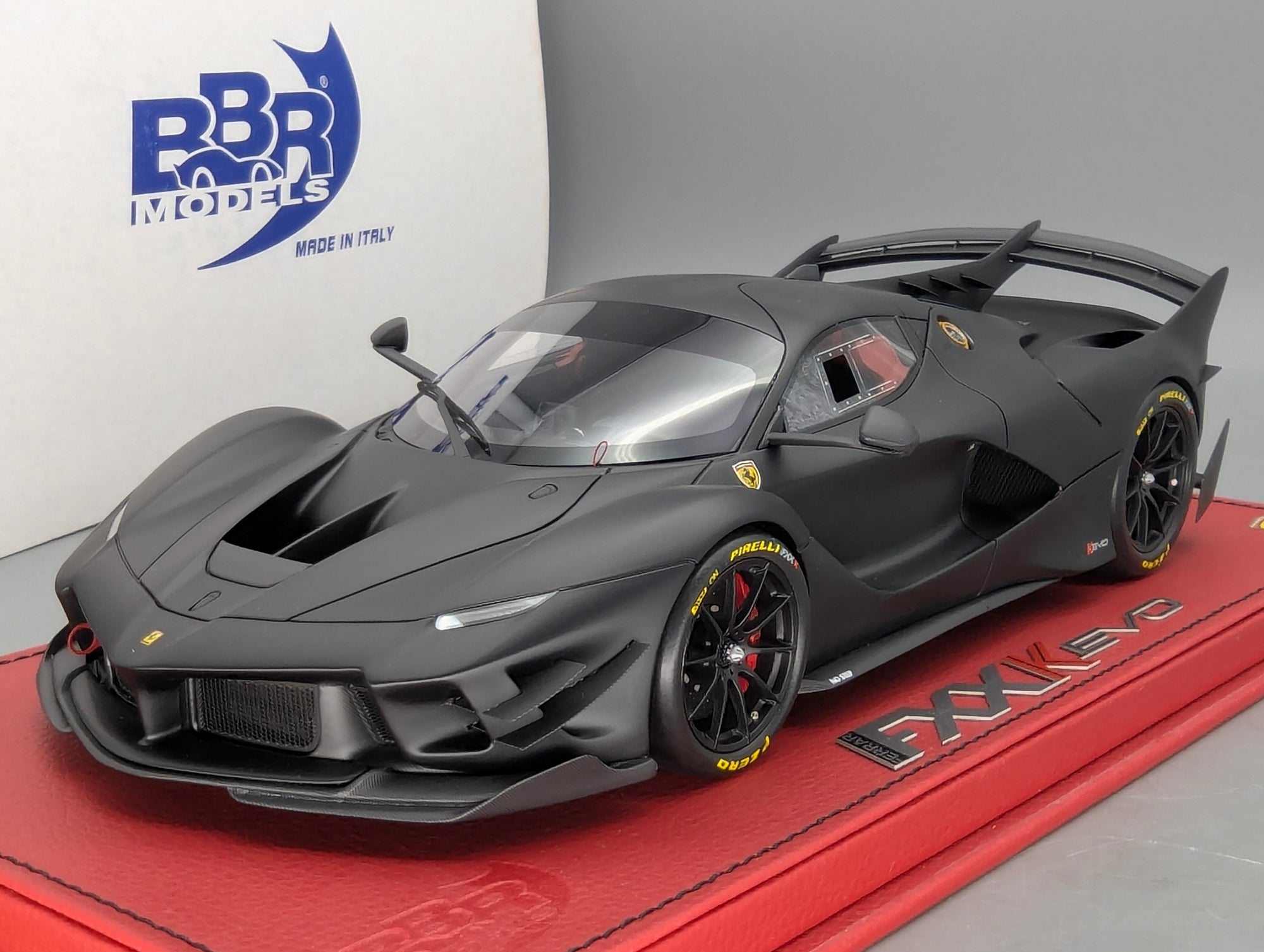 Modellautos 1:18 BBR Ferrari FXX-K EVO Matt Schwarz Ltd 12/30 Lederplatte Vitrine OVP